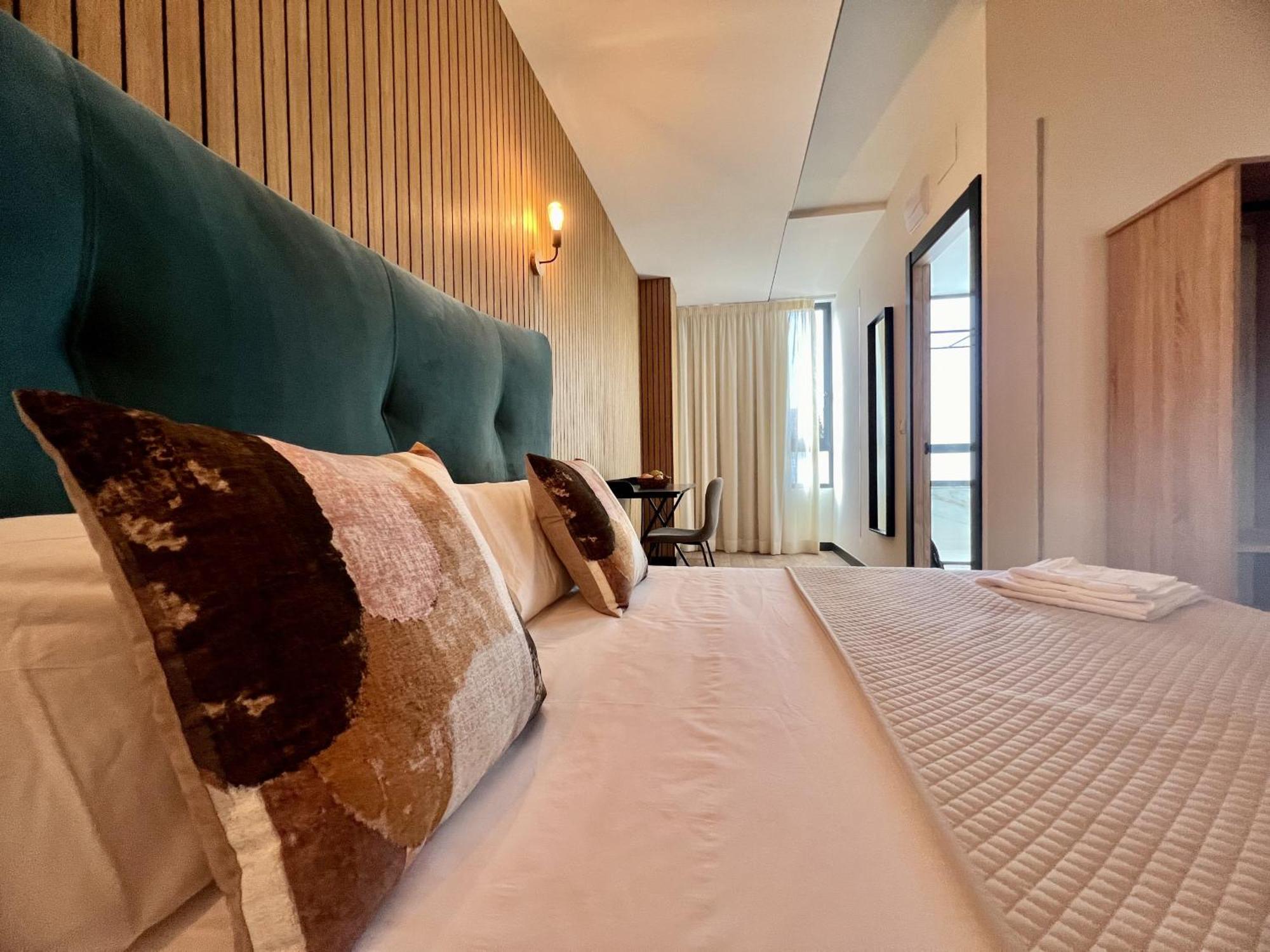 Habitación con cama grande