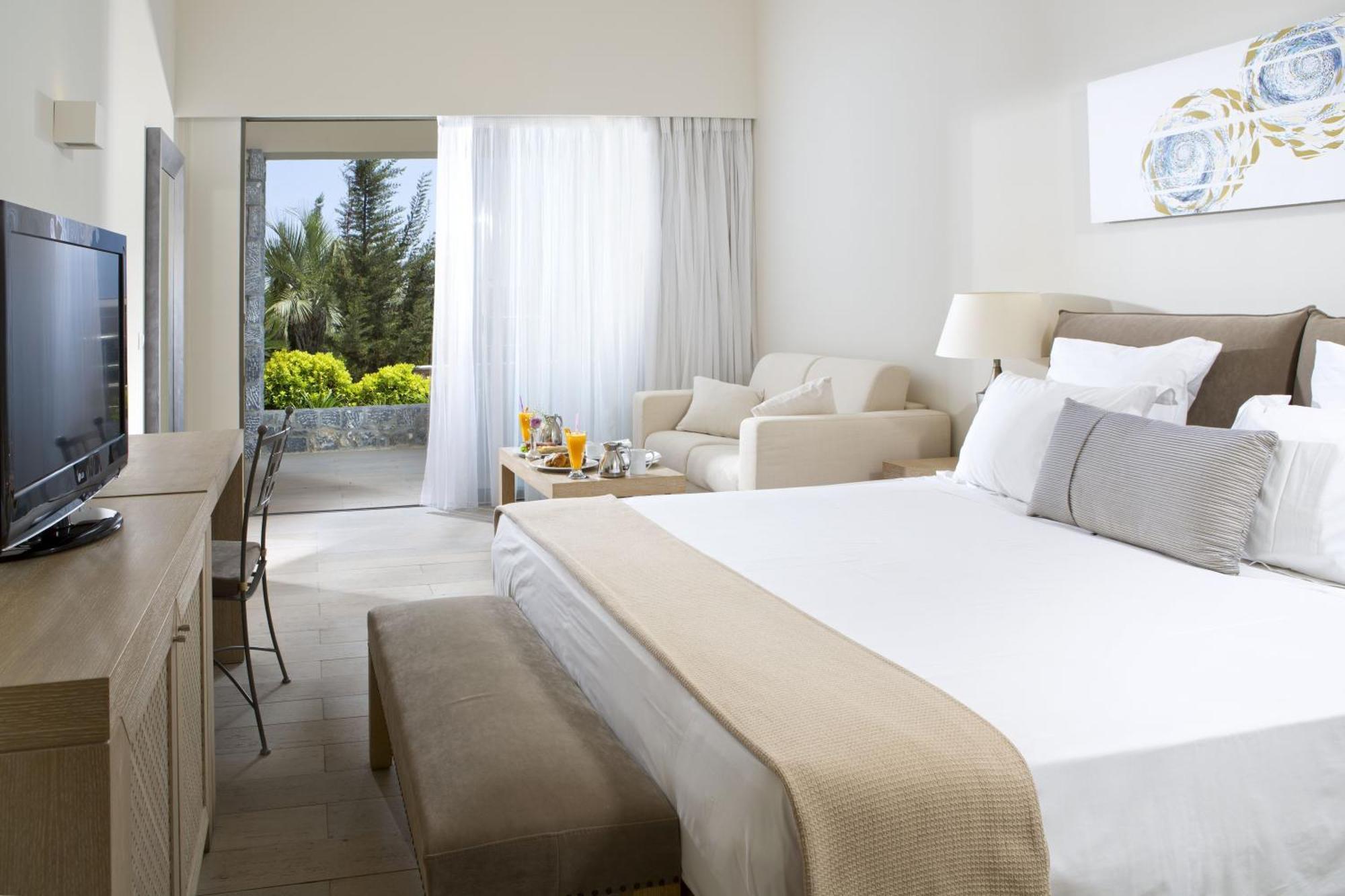 Suite with Shared Pool,1586110936:JPEG