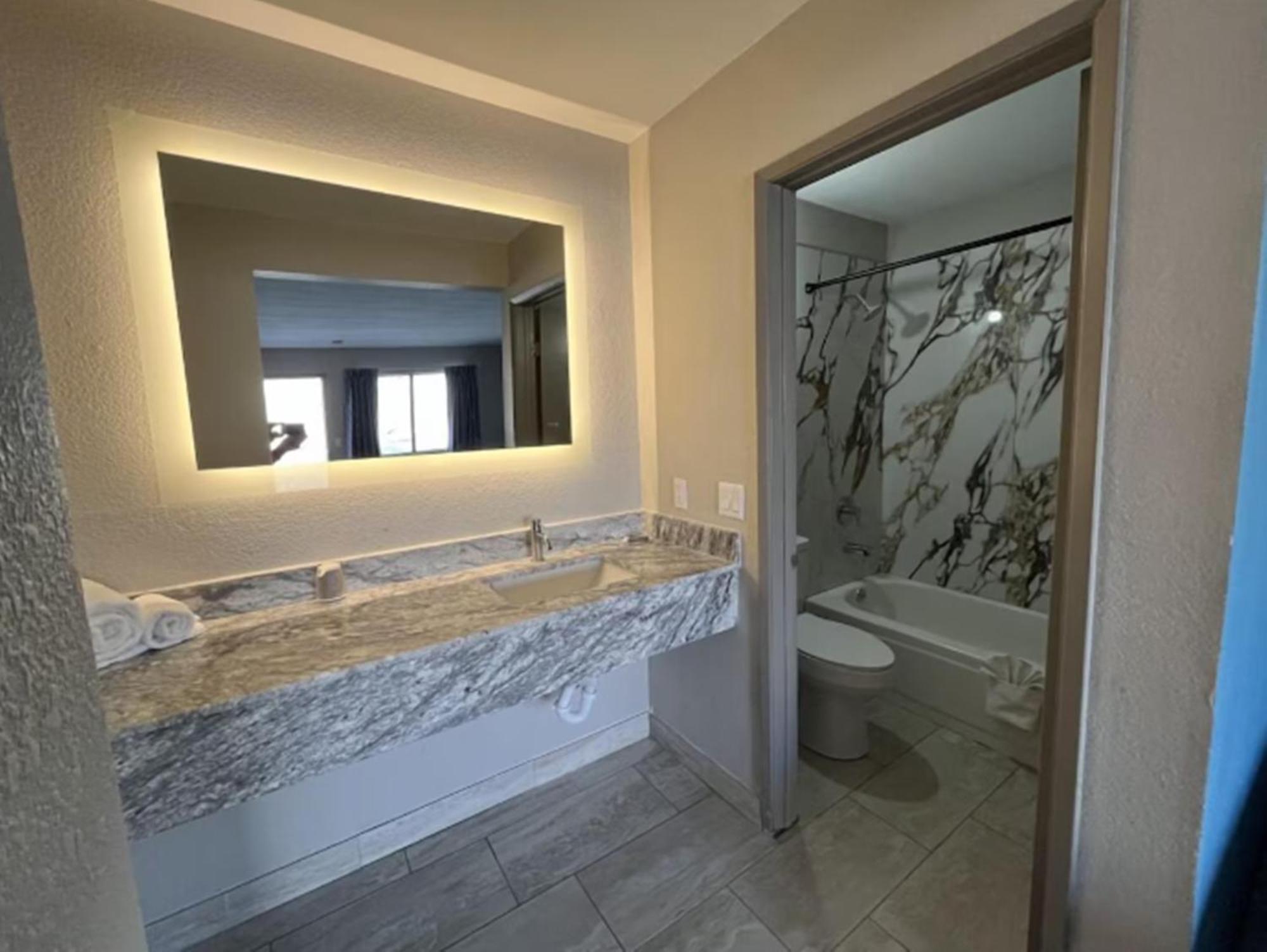 Deluxe King Room - Non-Smoking,1709471983:JPEG