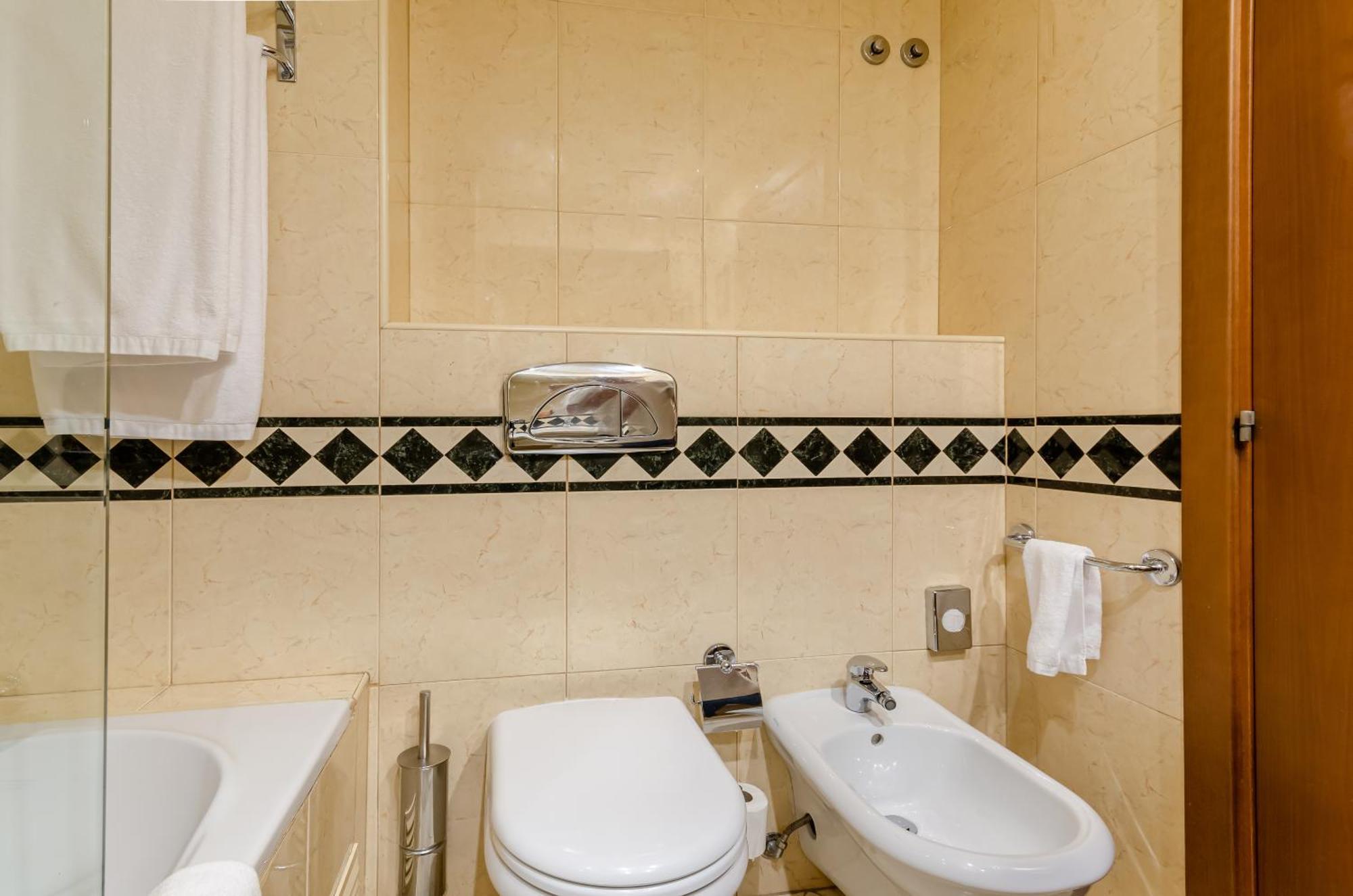 Twin Room,1592873323:JPEG