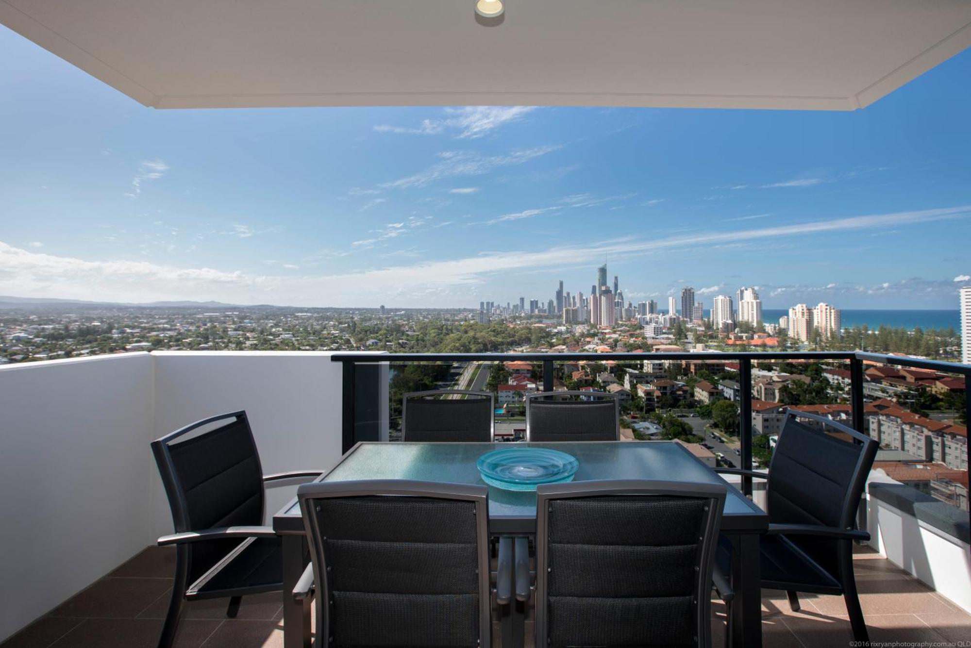 One-Bedroom Apartment Balcony Mountain View