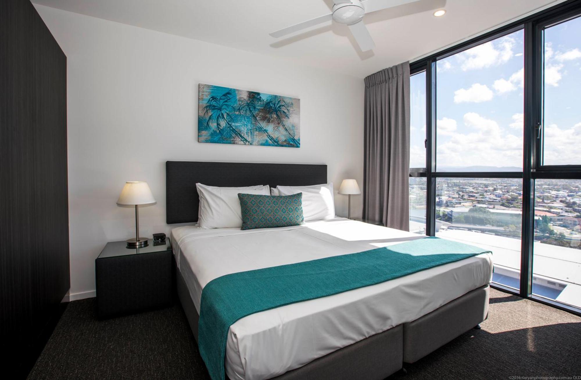 One-Bedroom Apartment Balcony Mountain View