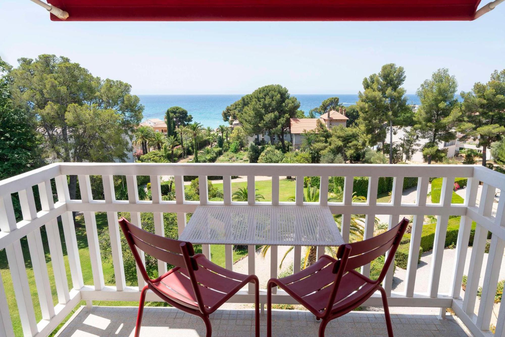 Deluxe Queen Room Balcony Sea View Non-Smoking