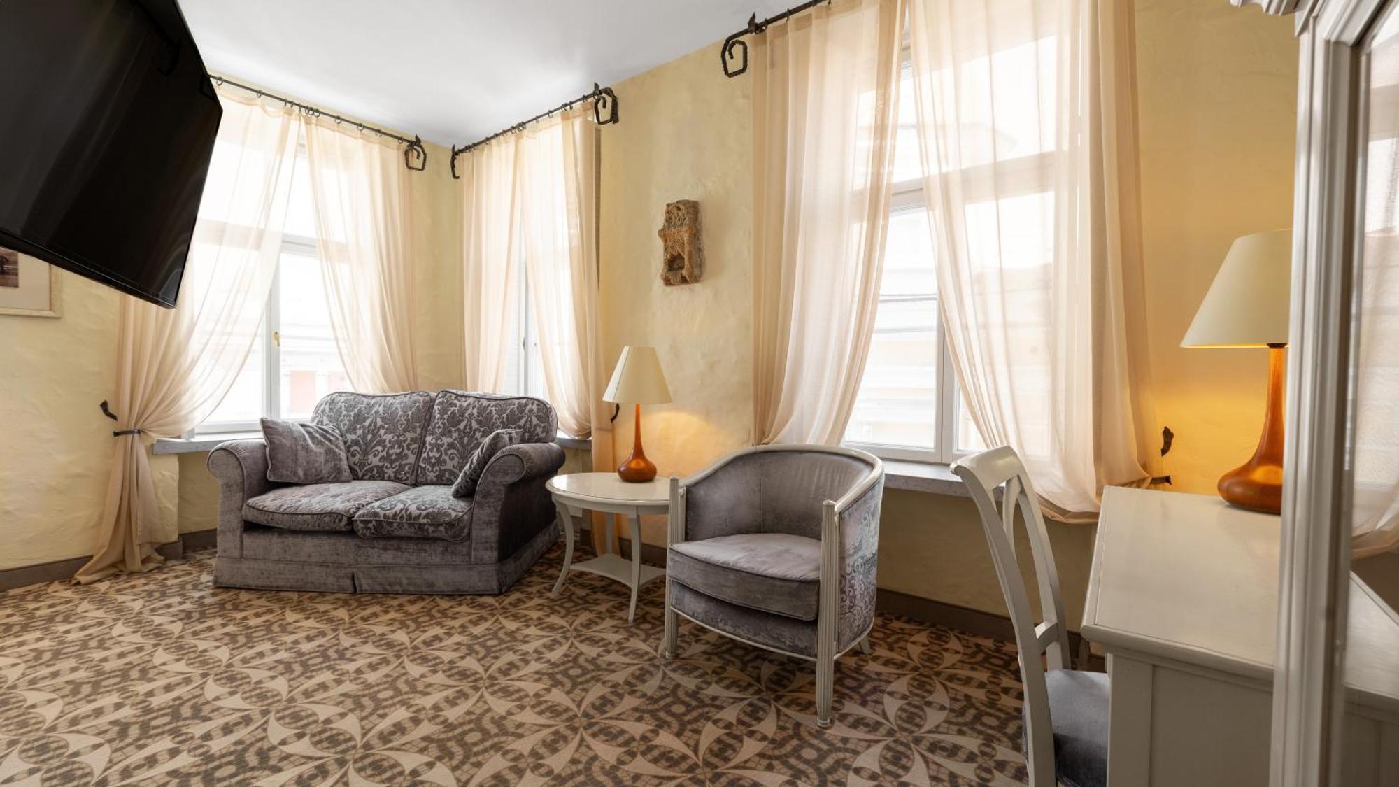 Suite room with Spa Bath & Old Town view