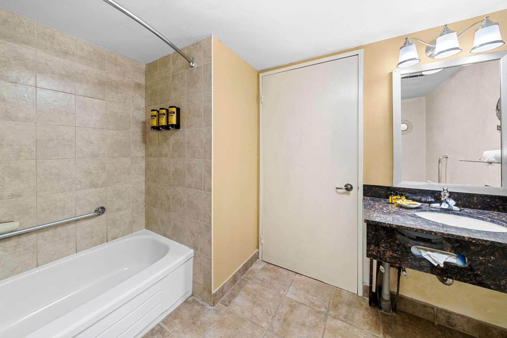 King Room with Fireplace and Wet Bar - Non-Smoking