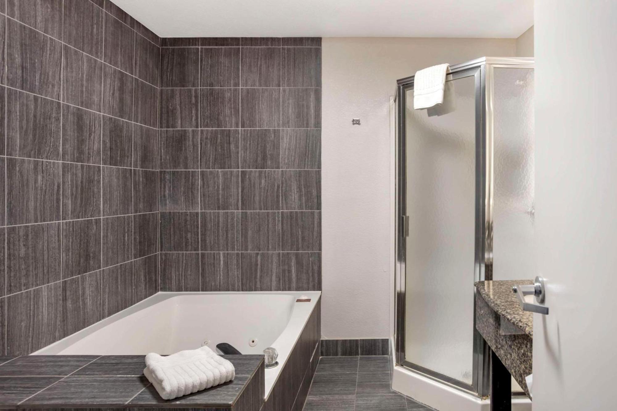 Executive Suite,1687479235:JPEG