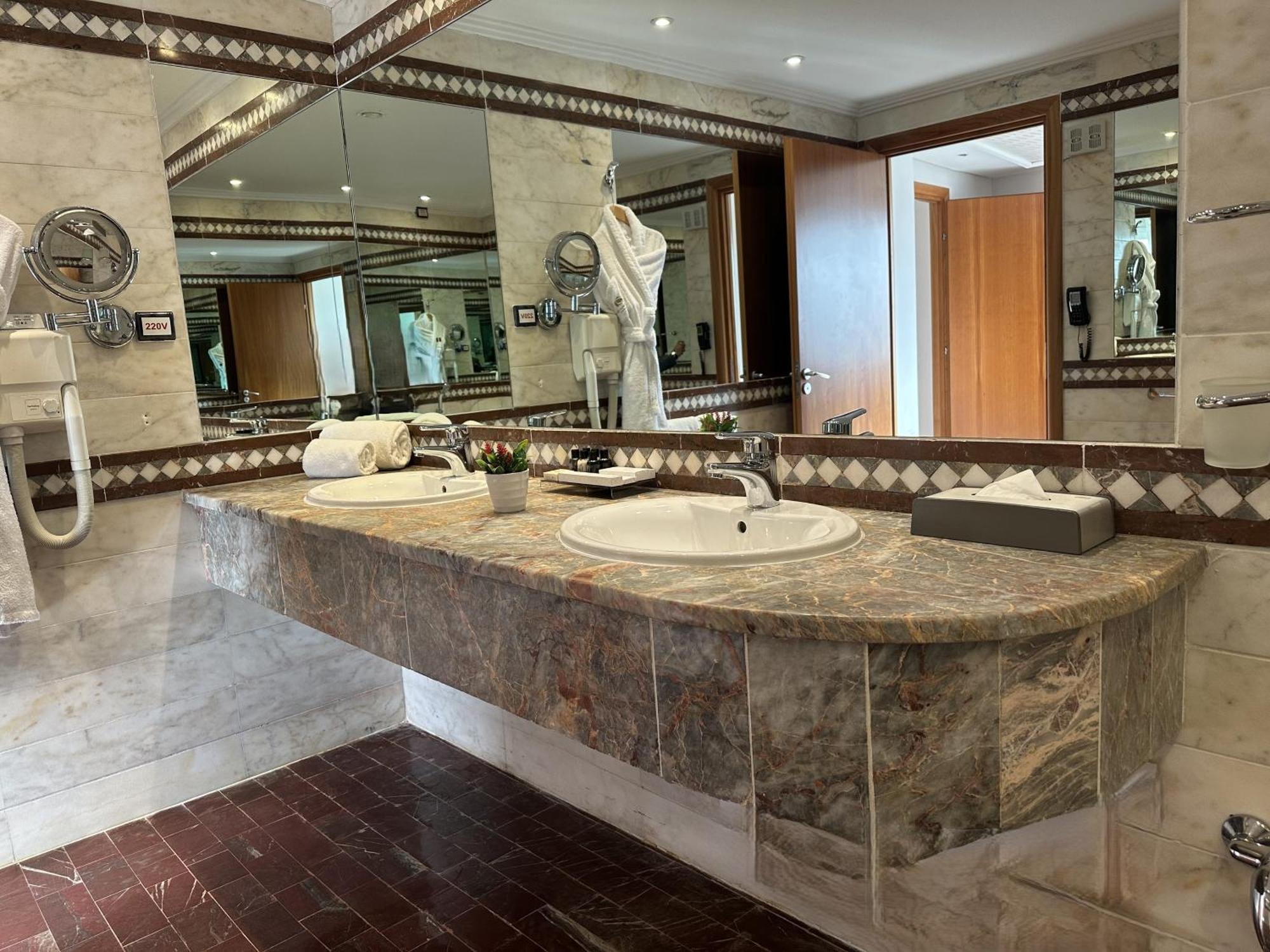 Executive Suite,1618821668:JPEG