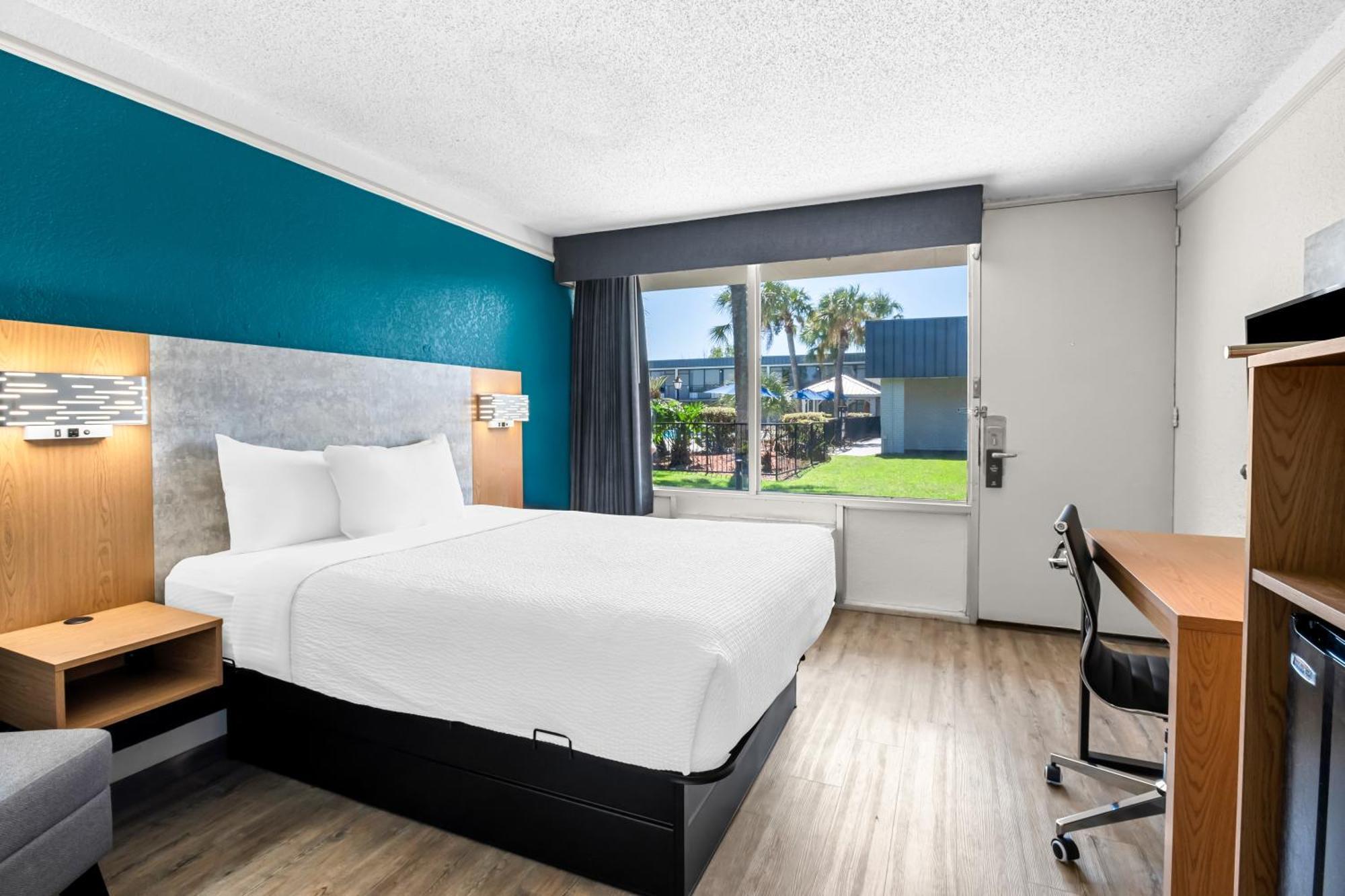 Queen Room with Pool View - Disability Access/Non Smoking,1619179703:JPEG