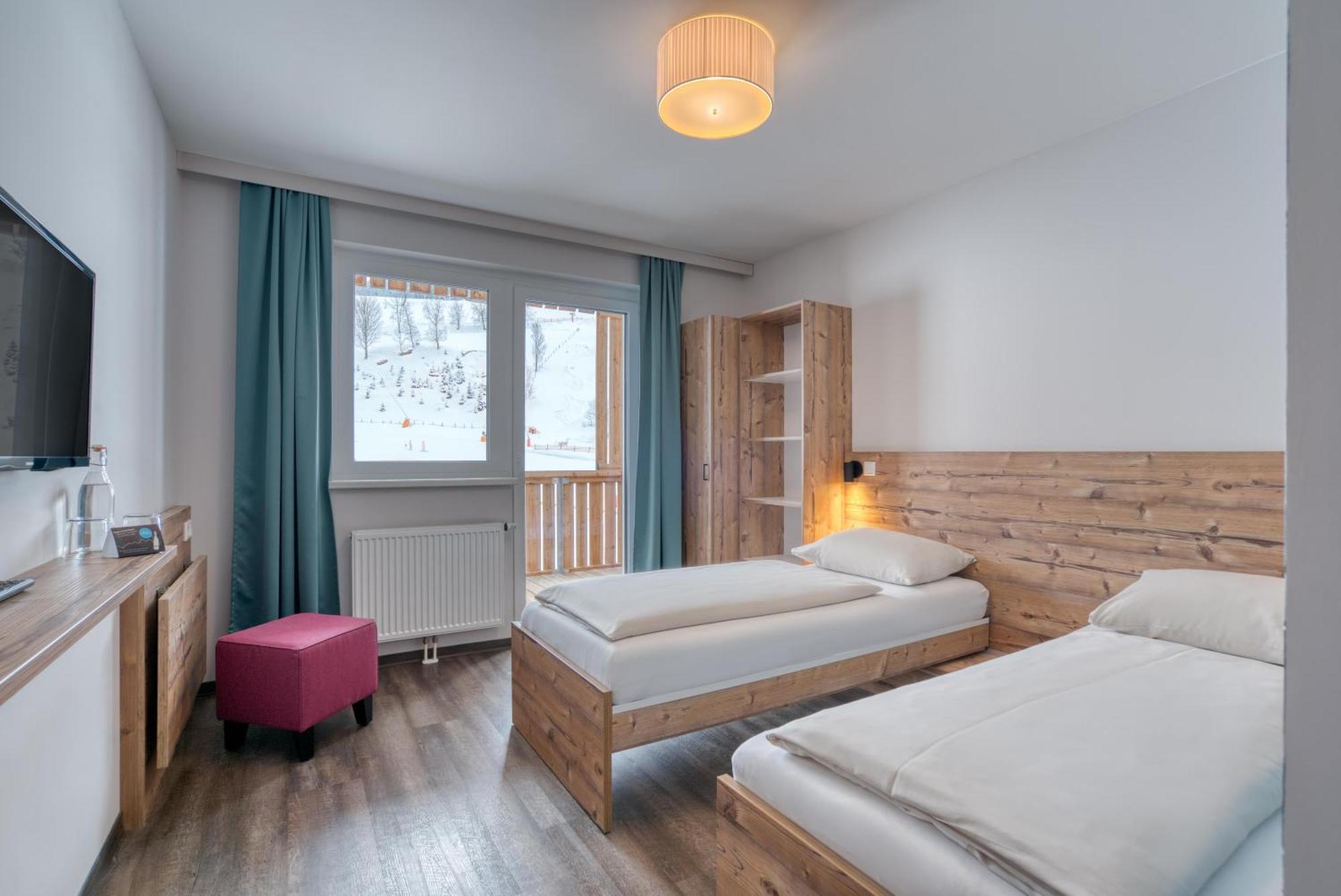 Deluxe Tweepersoonskamer met 1 of 2 Bedden en Uitzicht op de Bergen en een Balkon