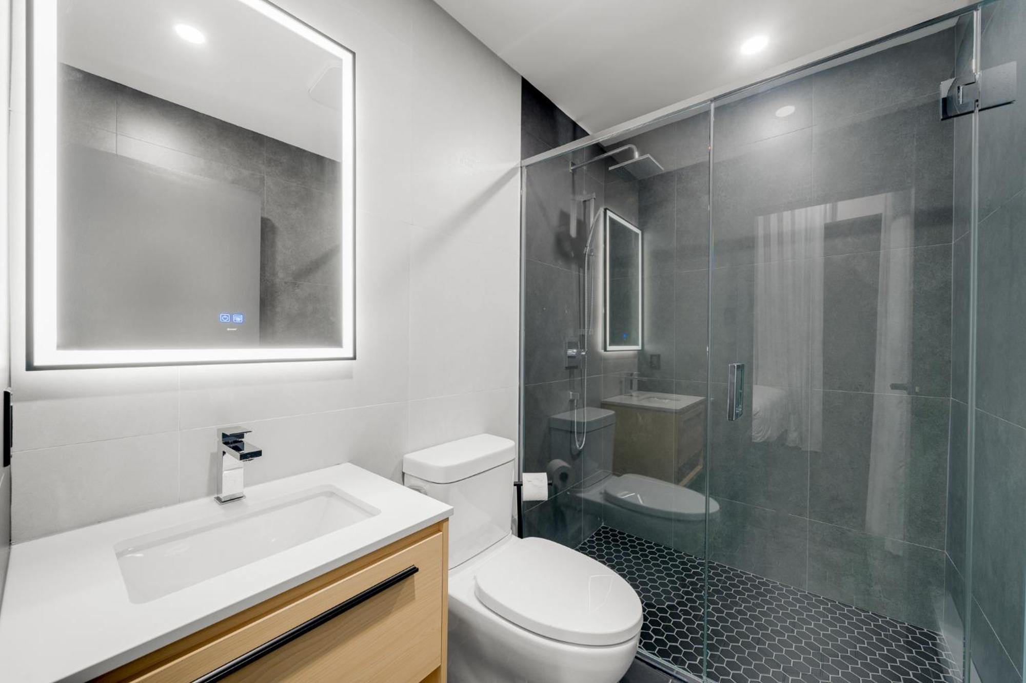 Deluxe Queen Room,1627821011:JPEG