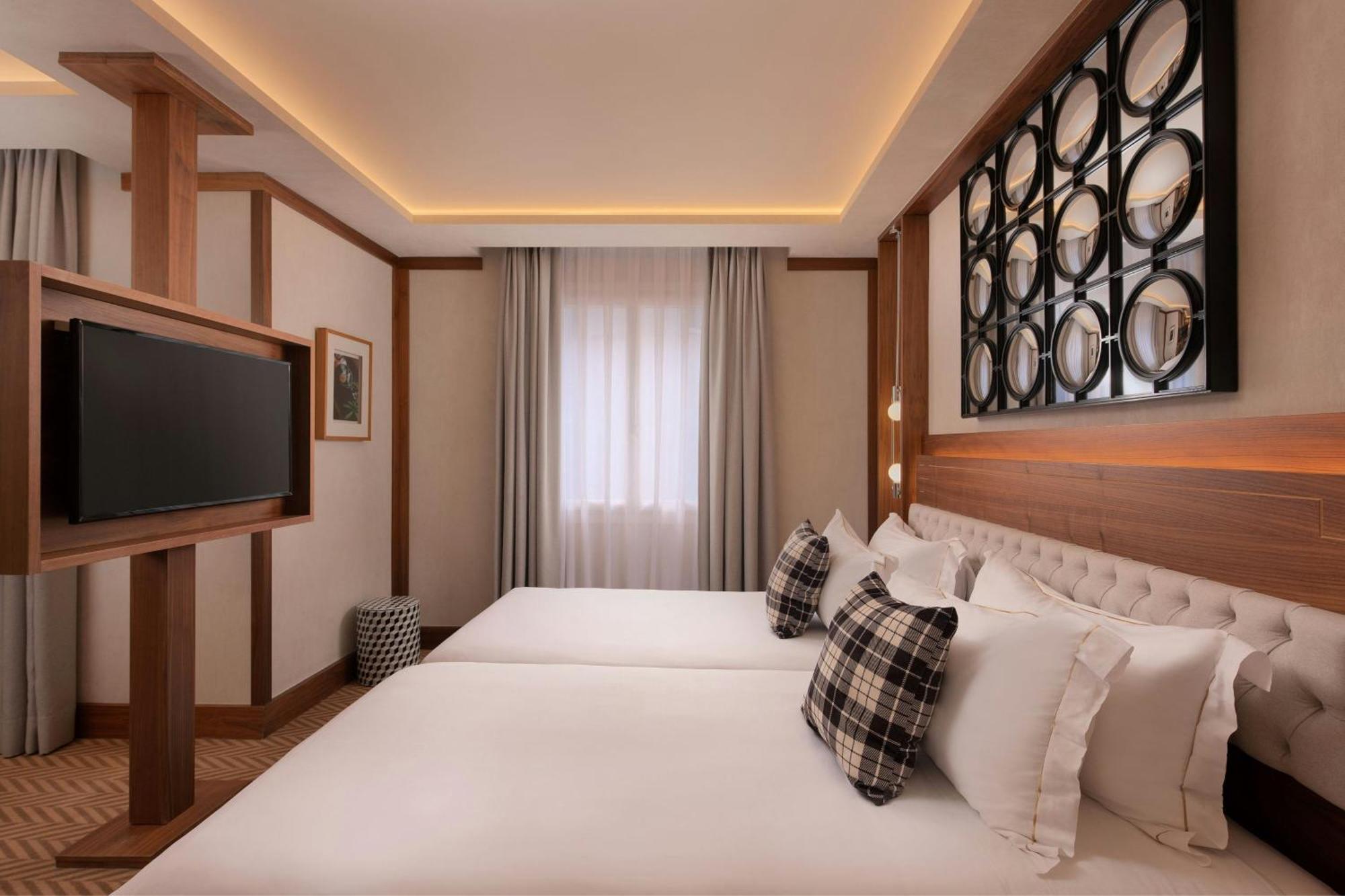 Vintage Guest room with Twin Beds,1643137137:JPEG