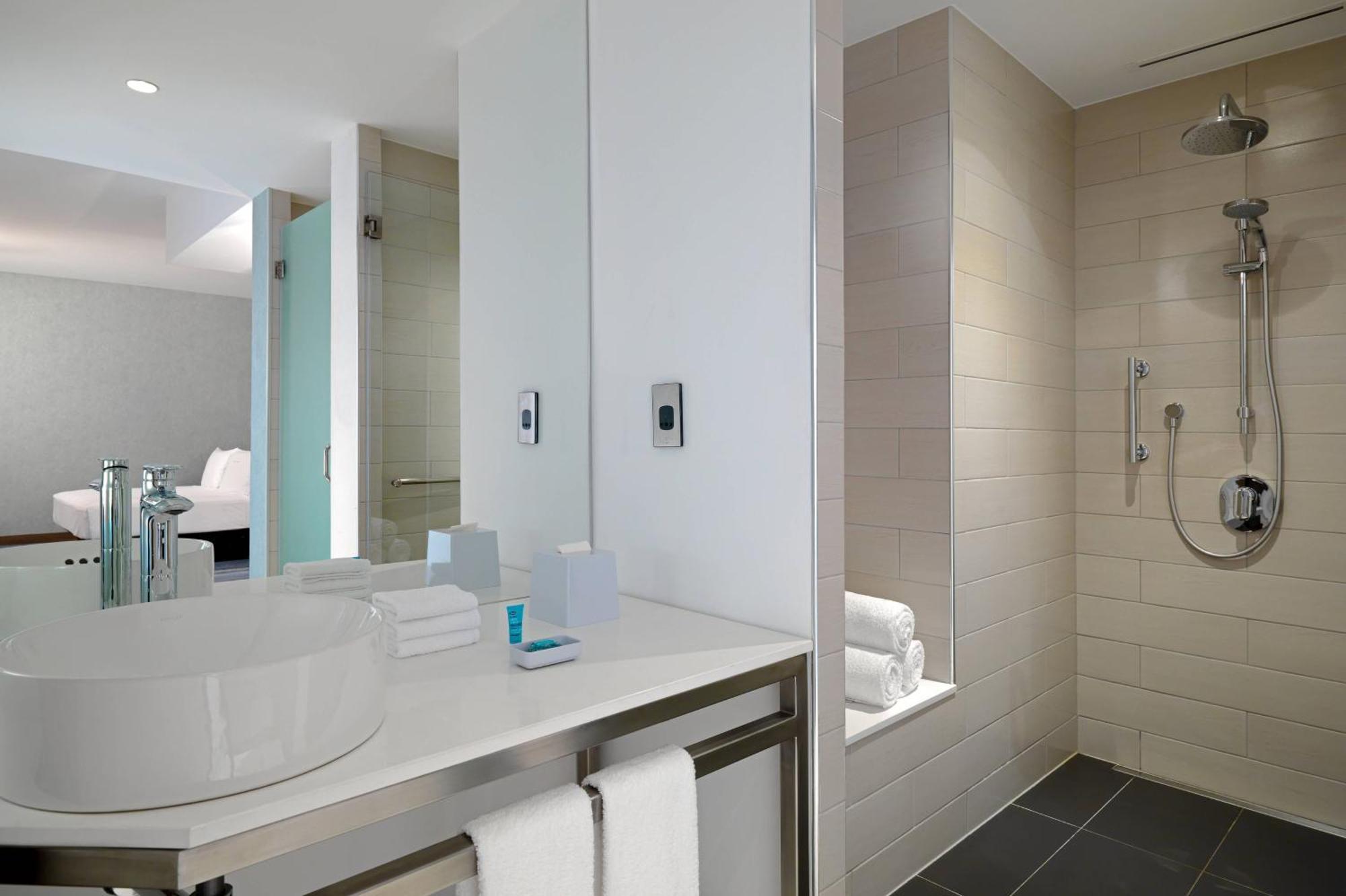 Aloft Twin Room including Shopping Malls Shuttle Service, 20% off F&B, Spa & Abra Boat Tour Discount,1643197598:JPEG