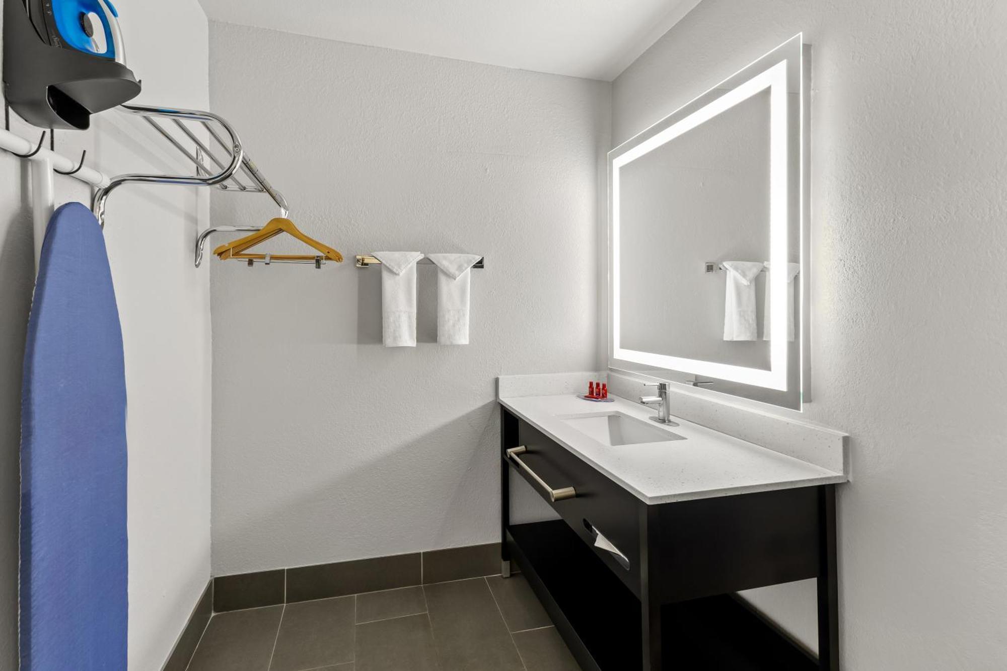 King Room with Mobility Accessible Tub - Non-Smoking
