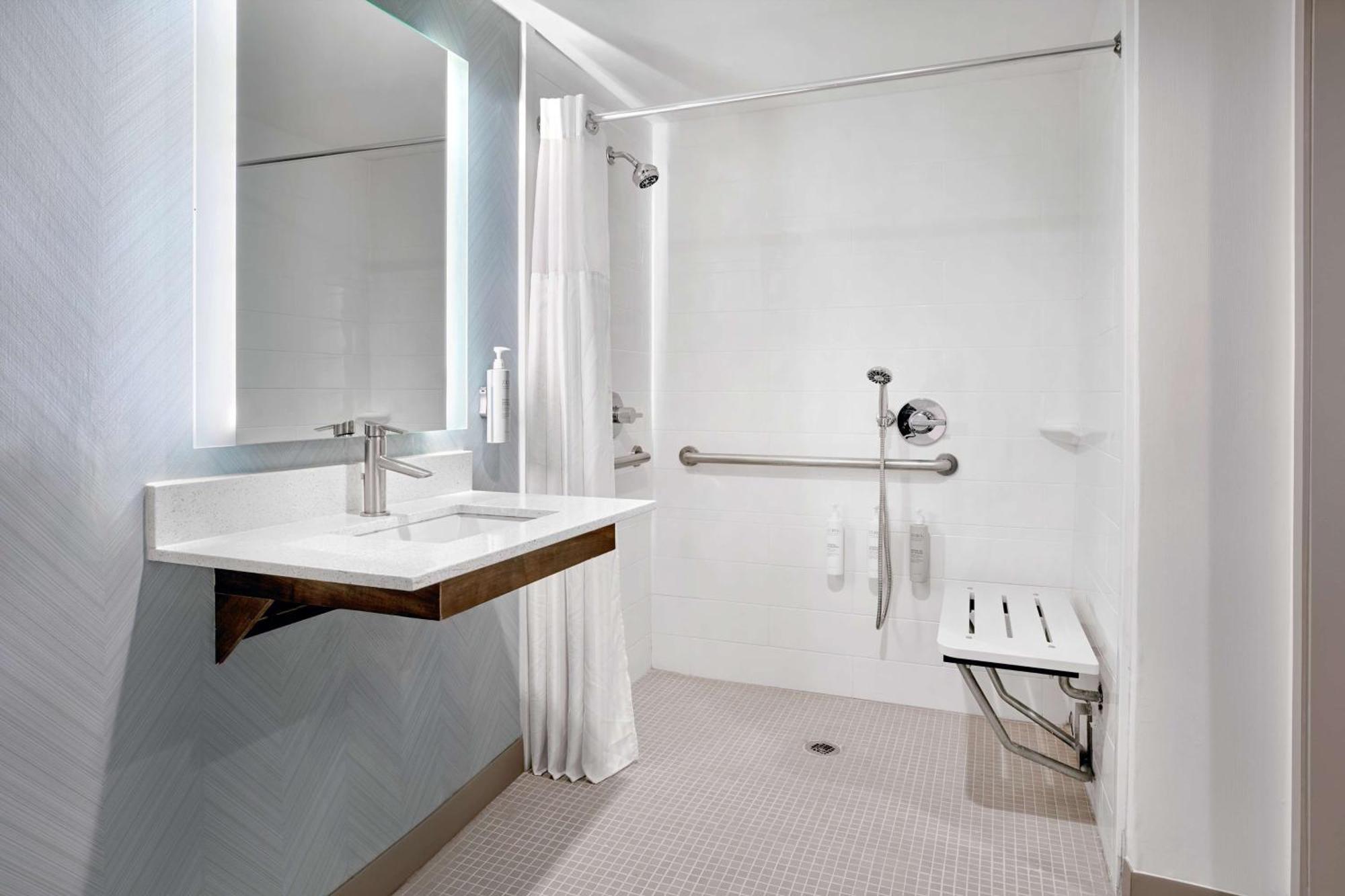 King Room Roll Shower Mobility Access,1659461323:JPEG