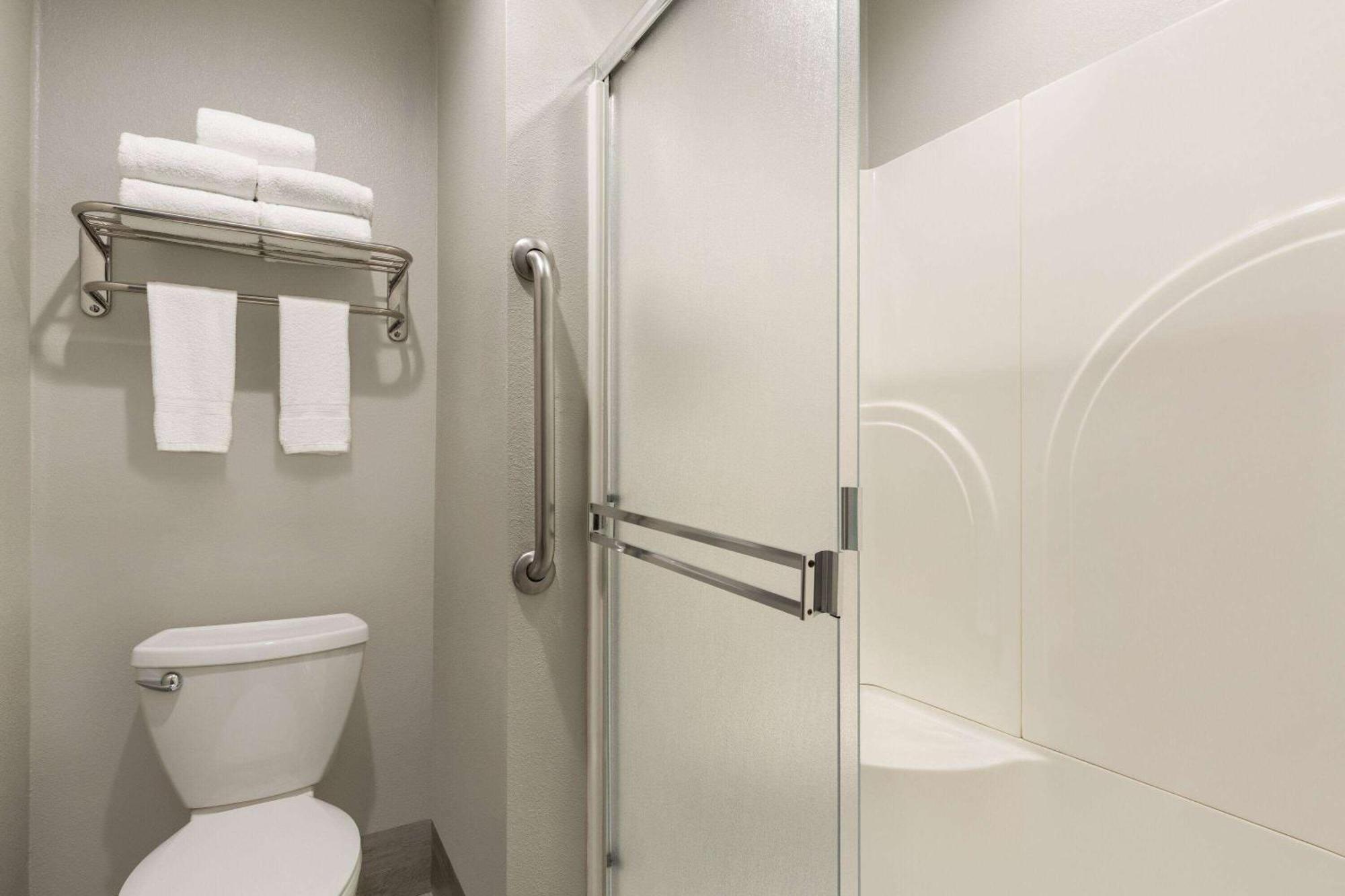 Room with One Double and One Single Bed - Mobility Access/Non-Smoking,1663765130:JPEG