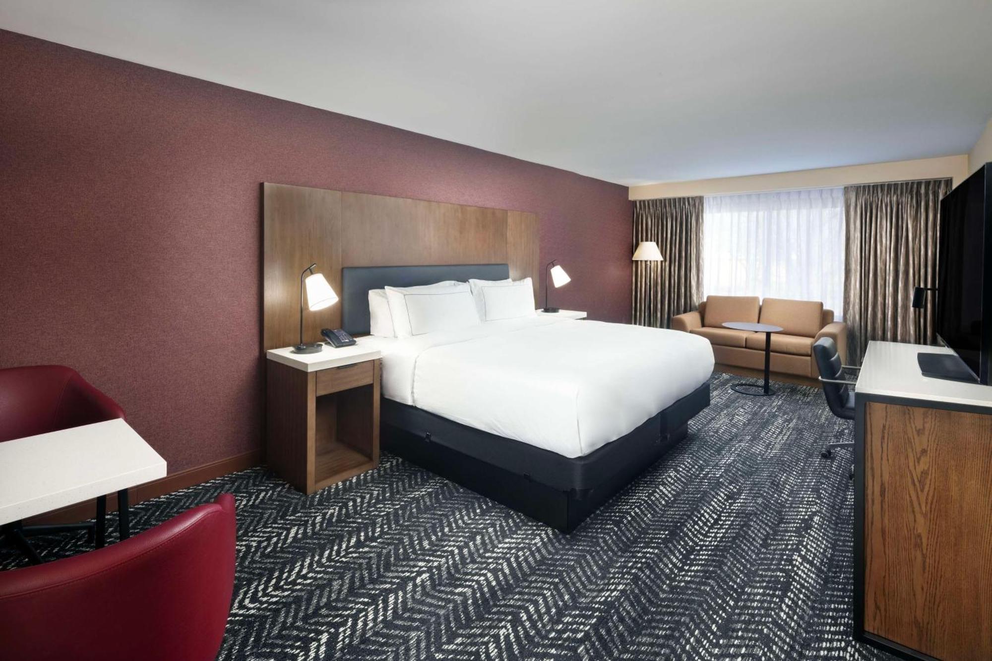 King Room with Kitchenette and Large Shower - Mobility Accessible,1666040959:JPEG
