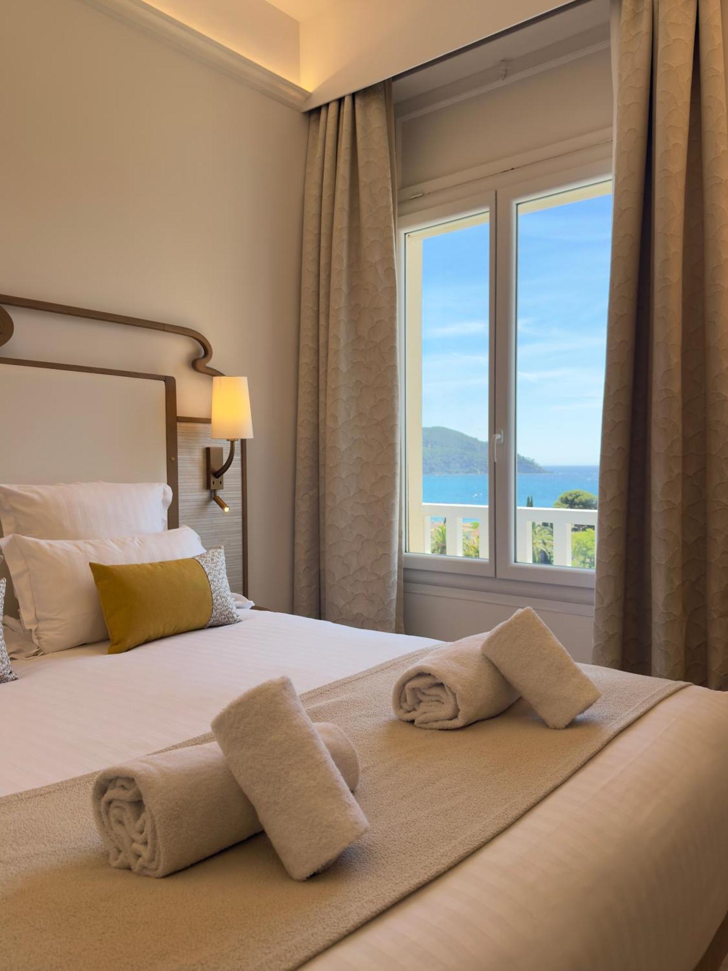 Chambre Lit Queen-Size Comfort - Non-Fumeurs - Vue sur Mer