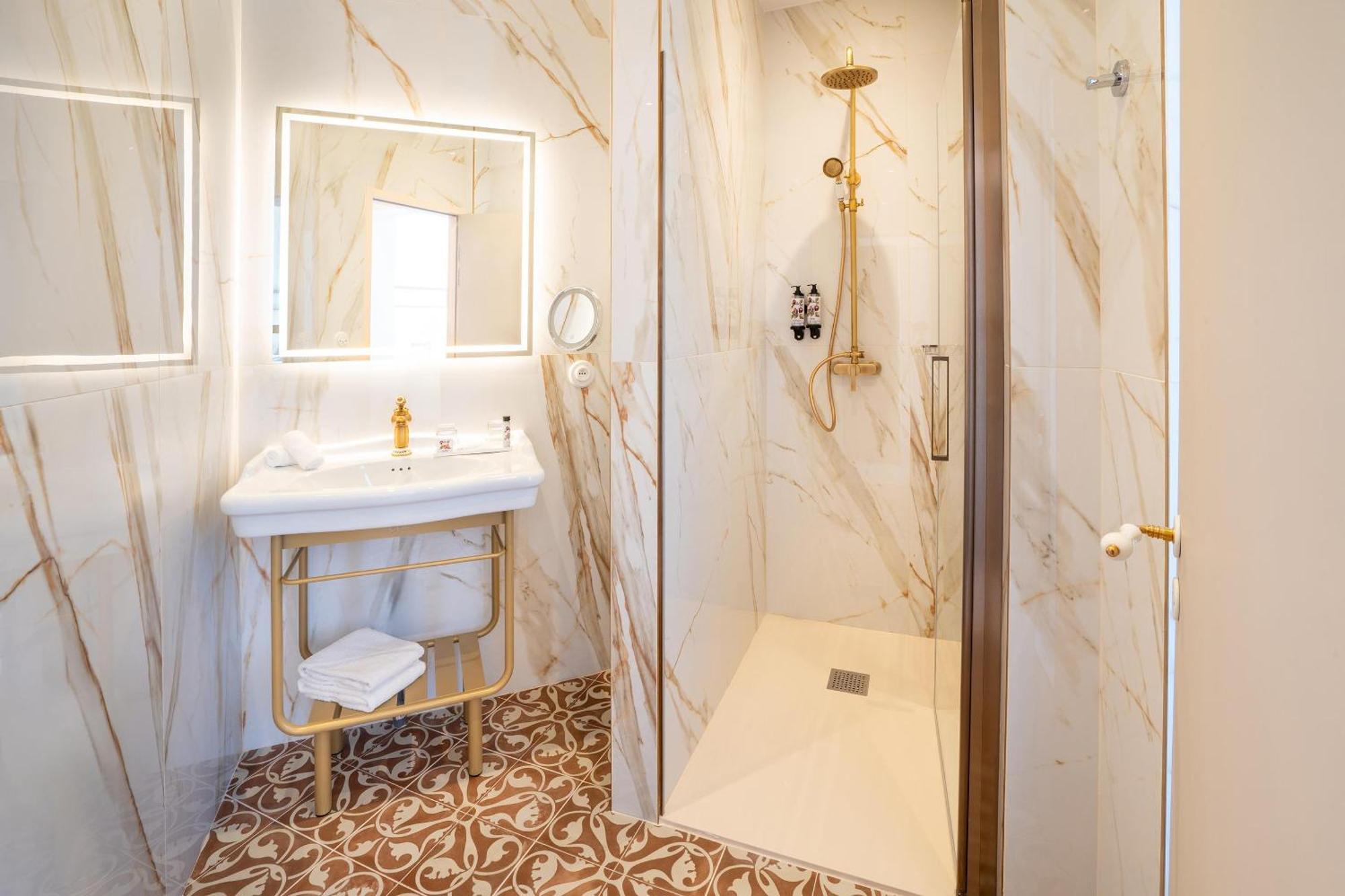 Chambre lit queen-size deluxe avec baignoire d’hydromassage, terrasse et vue sur mer- Non-fumeurs
