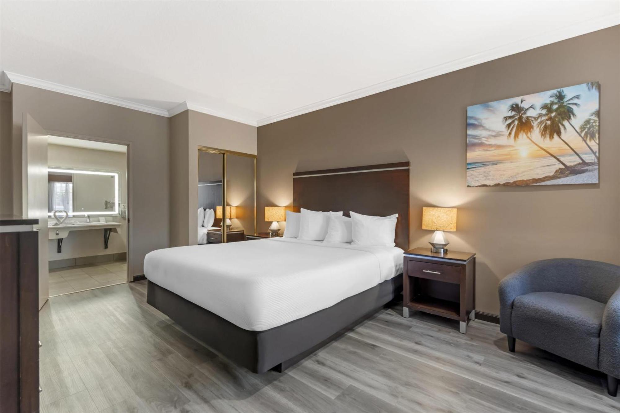 King Room with Bath Tub - Mobility Accessible/Non-Smoking,1681723400:JPEG