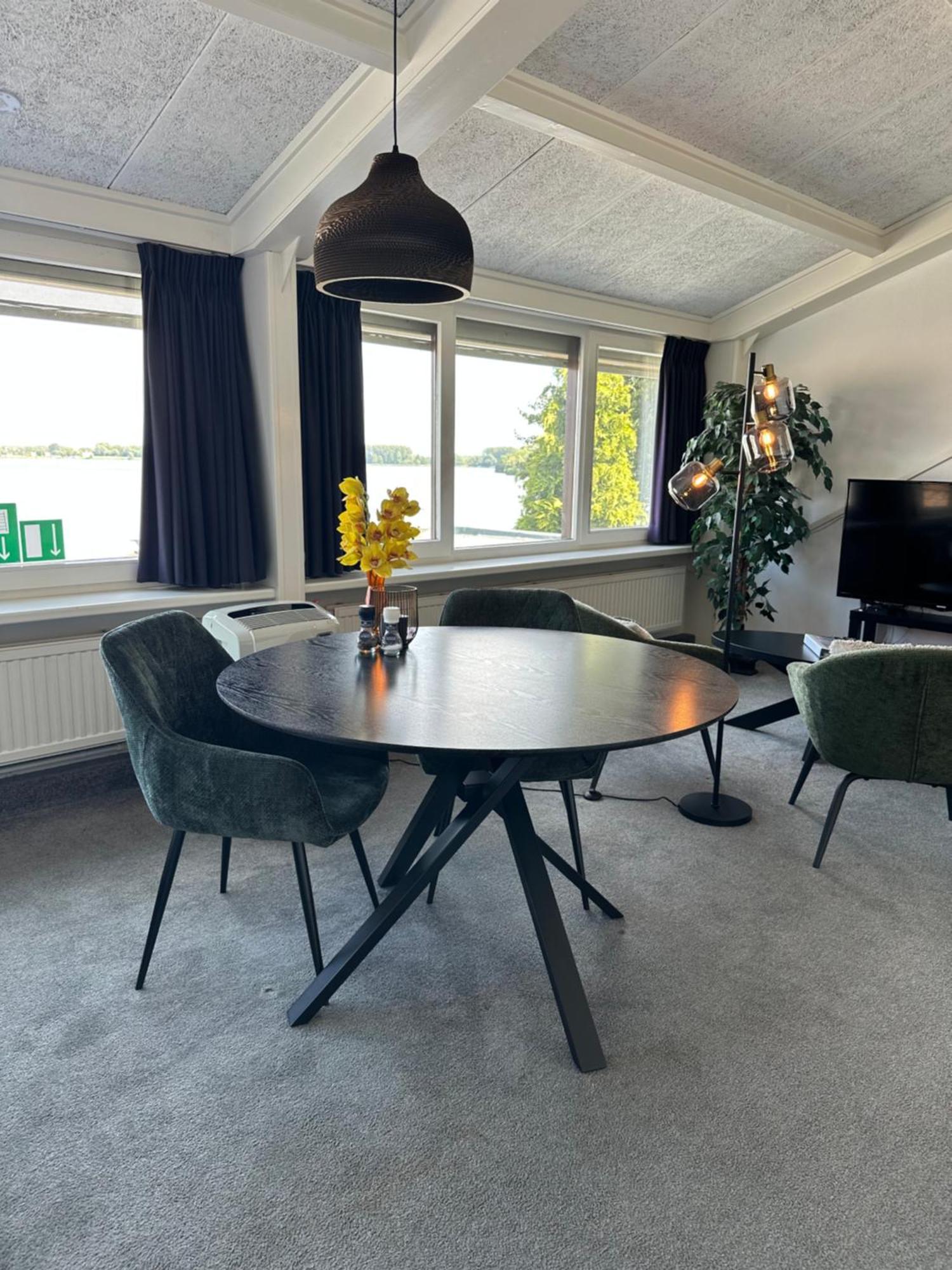 Kamer met Kingsize Bed en Uitzicht op Meer