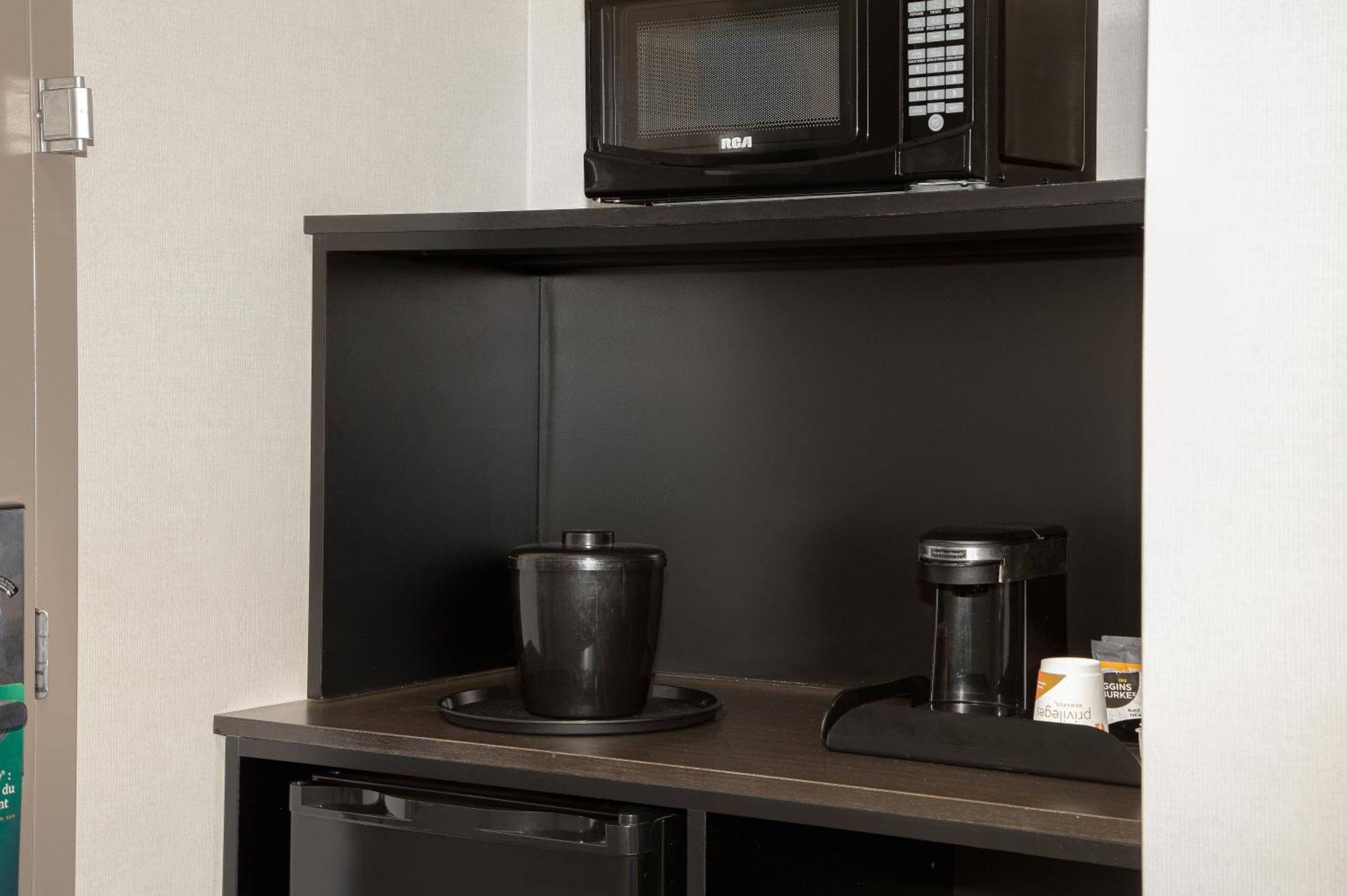 Habitación con cama extragrande.