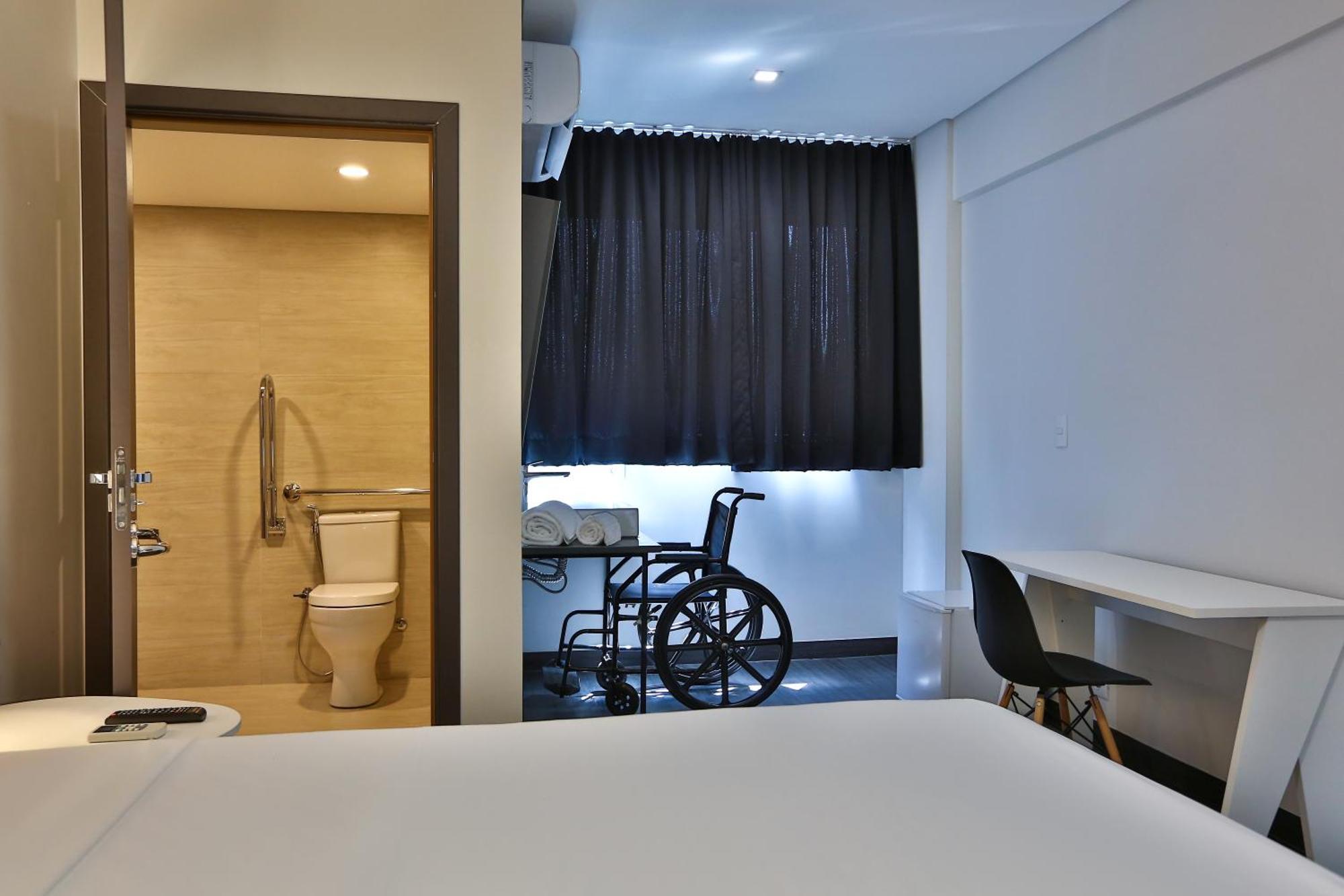 Quarto com Cama King-size e Chuveiro Acessível a Cadeirantes - Unidade Acessível para Hóspedes com Mobilidade Reduzida