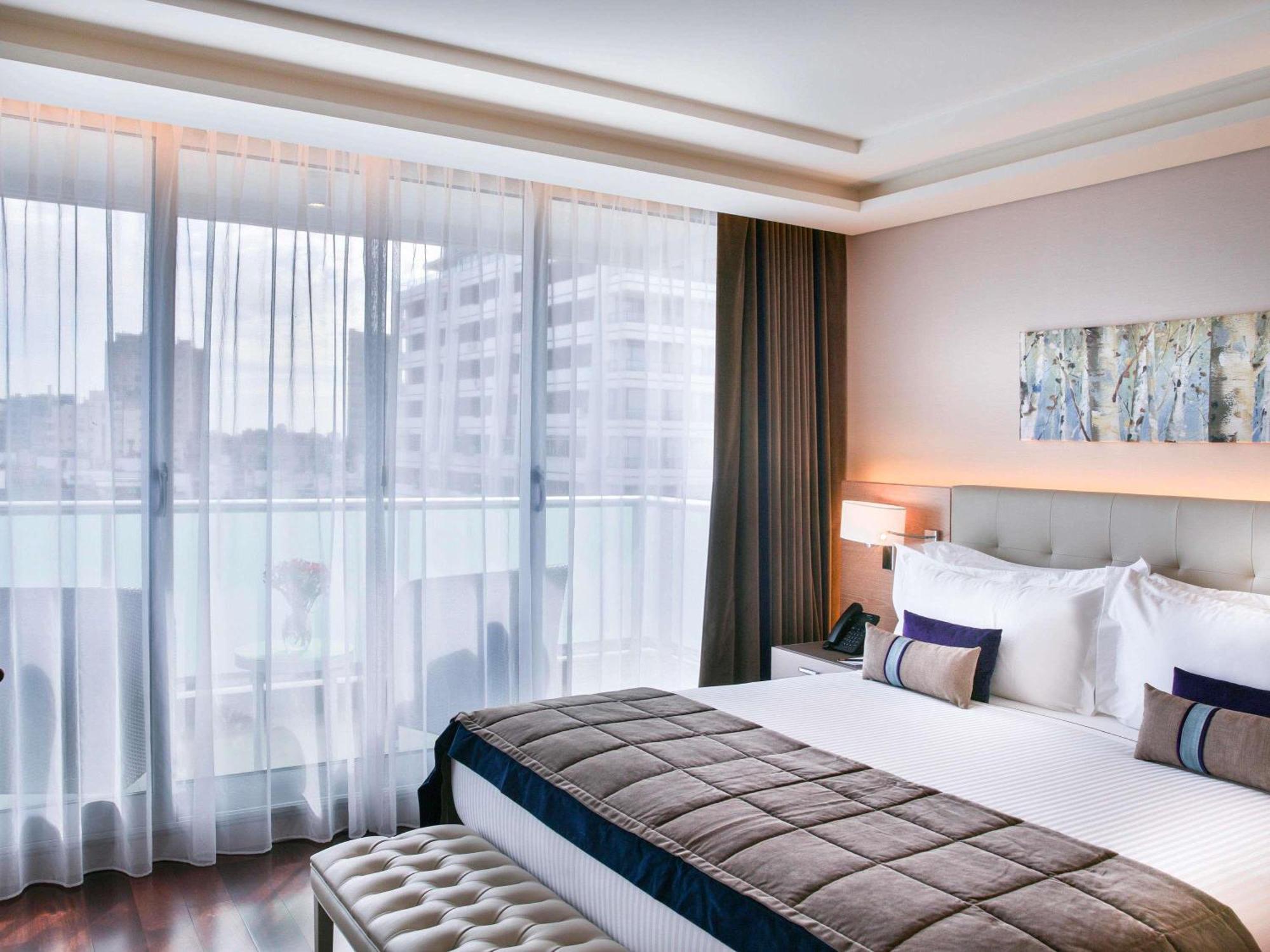 Habitación doble deluxe con cama grande y balcón