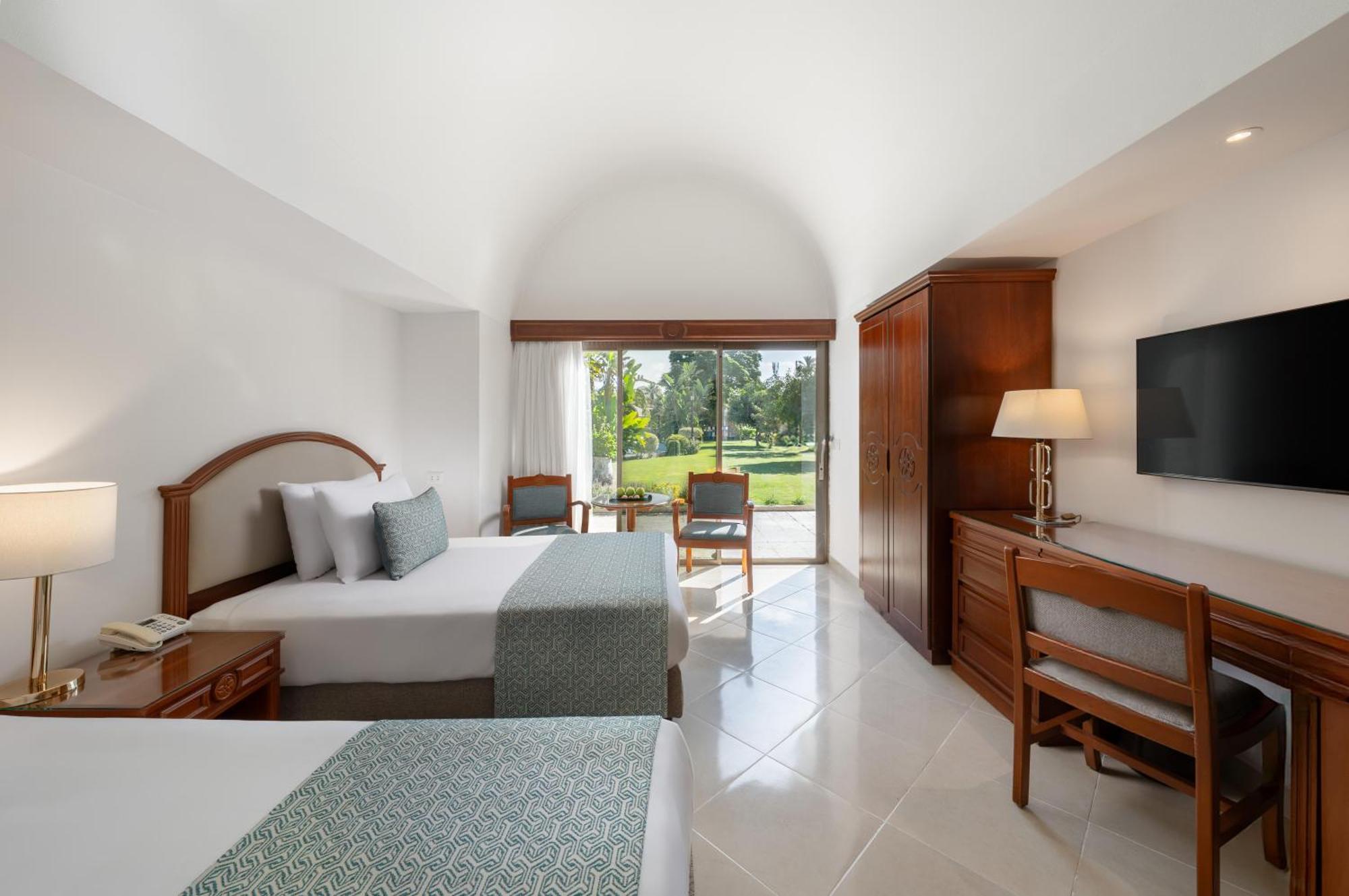 Deluxe Zimmer mit Kingsize-Bett oder 2 Einzelbetten und Gartenblick