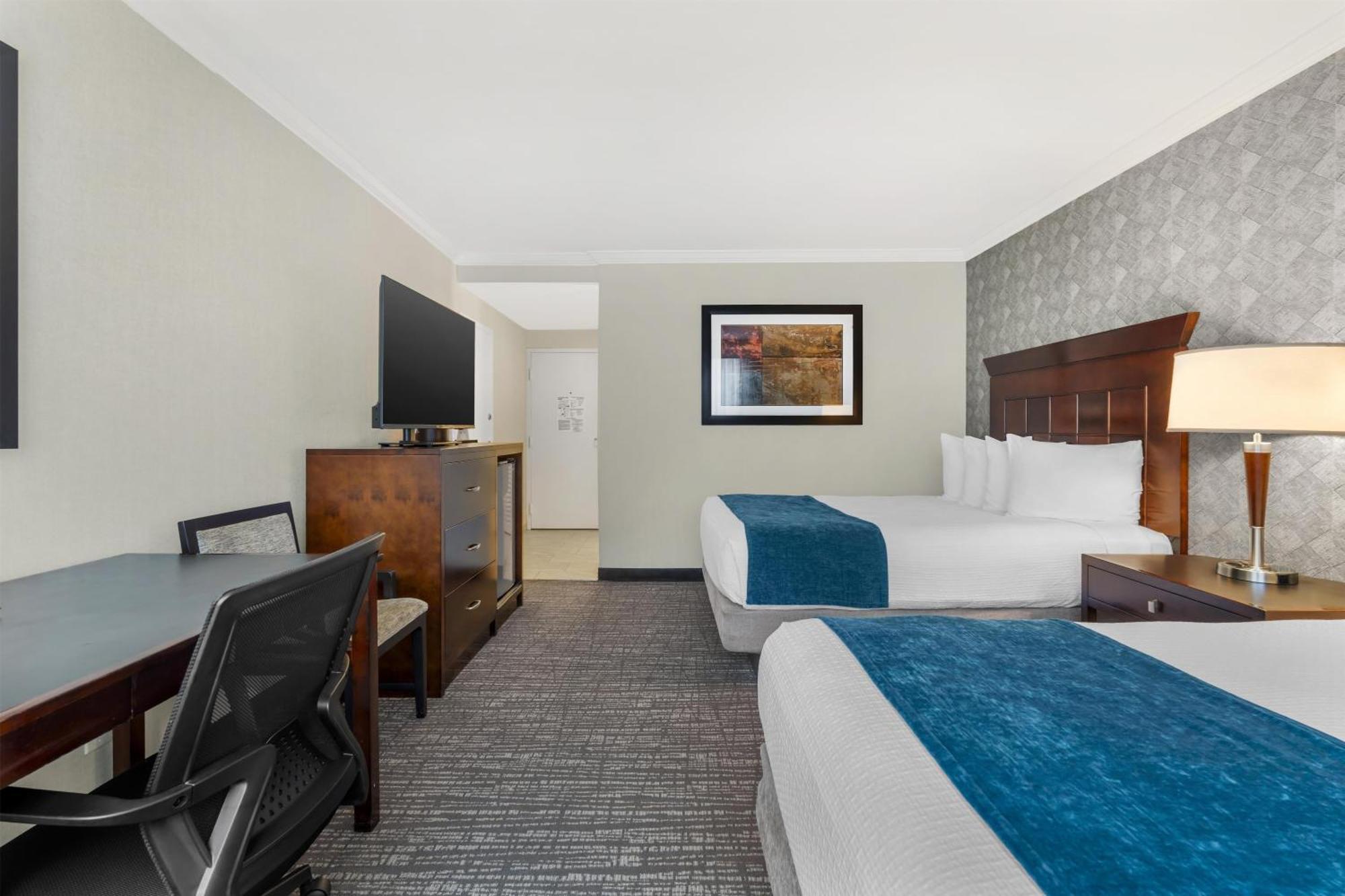 Queen Room Two Queen Beds Pet-friendly