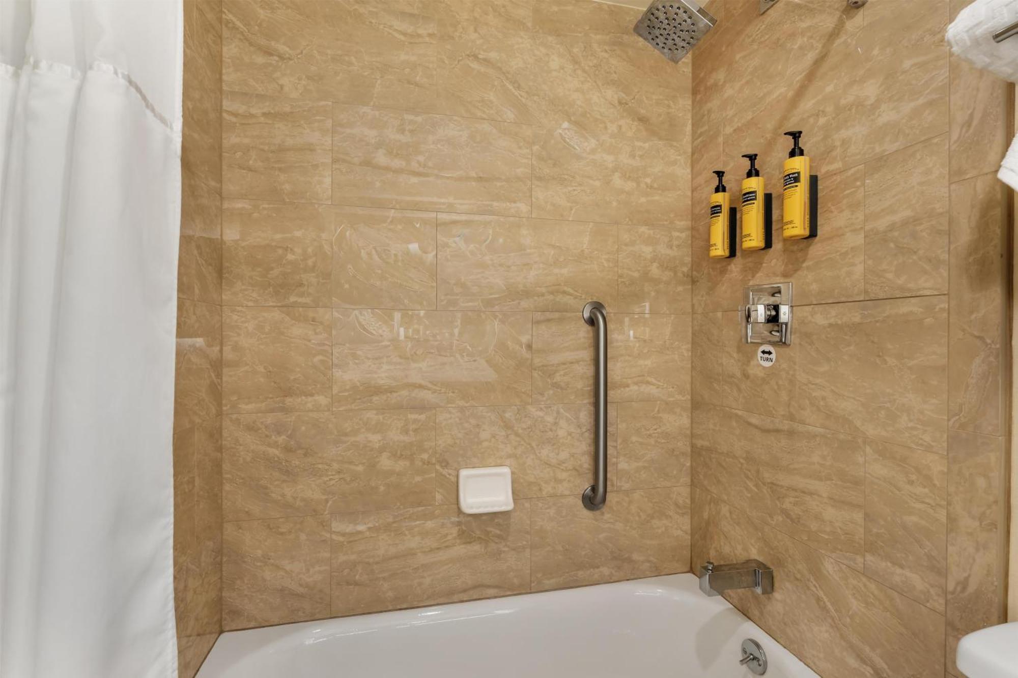 Queen Room Two Queen Beds Pet-friendly