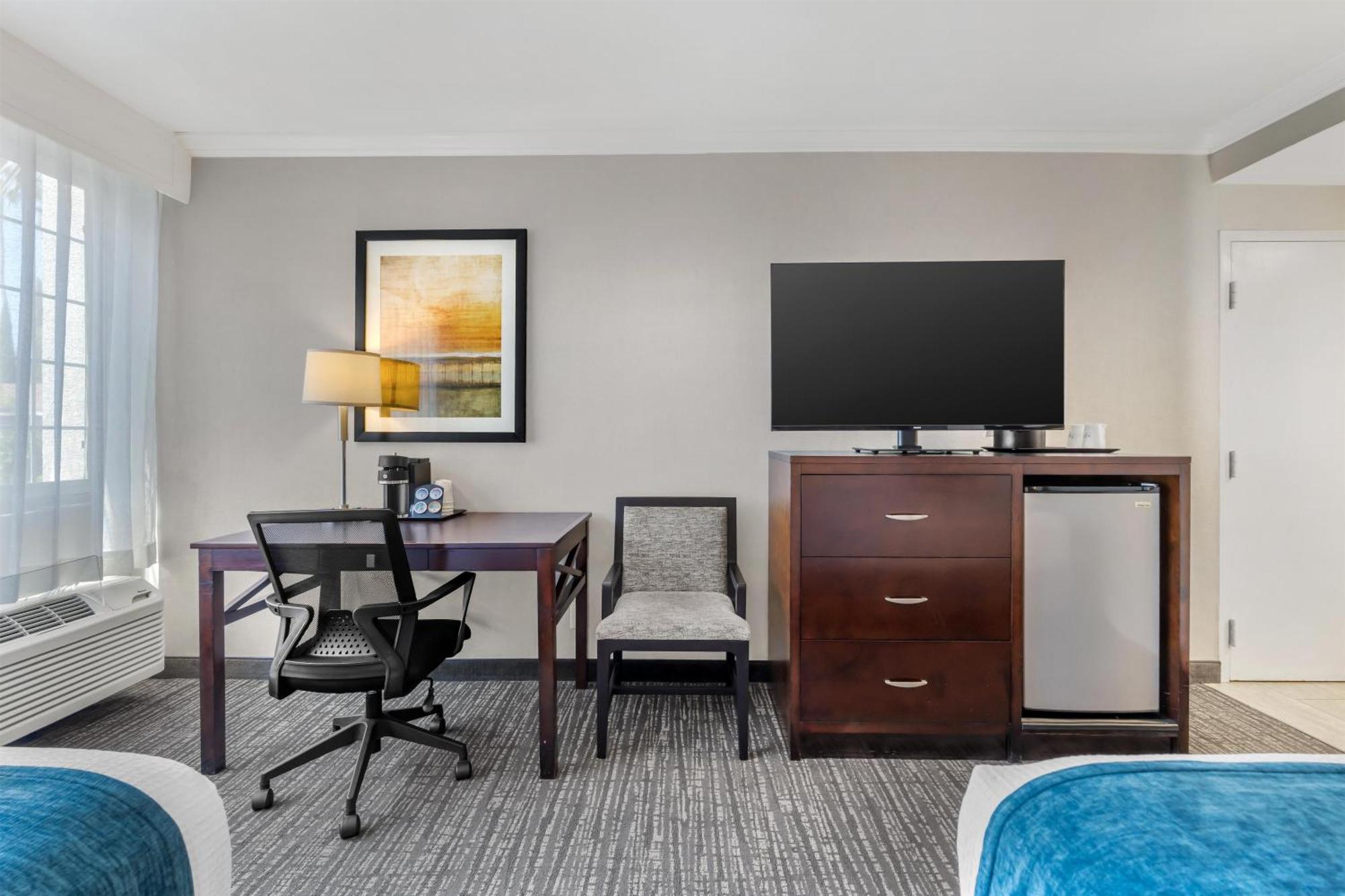 Queen Room Two Queen Beds Pet-friendly
