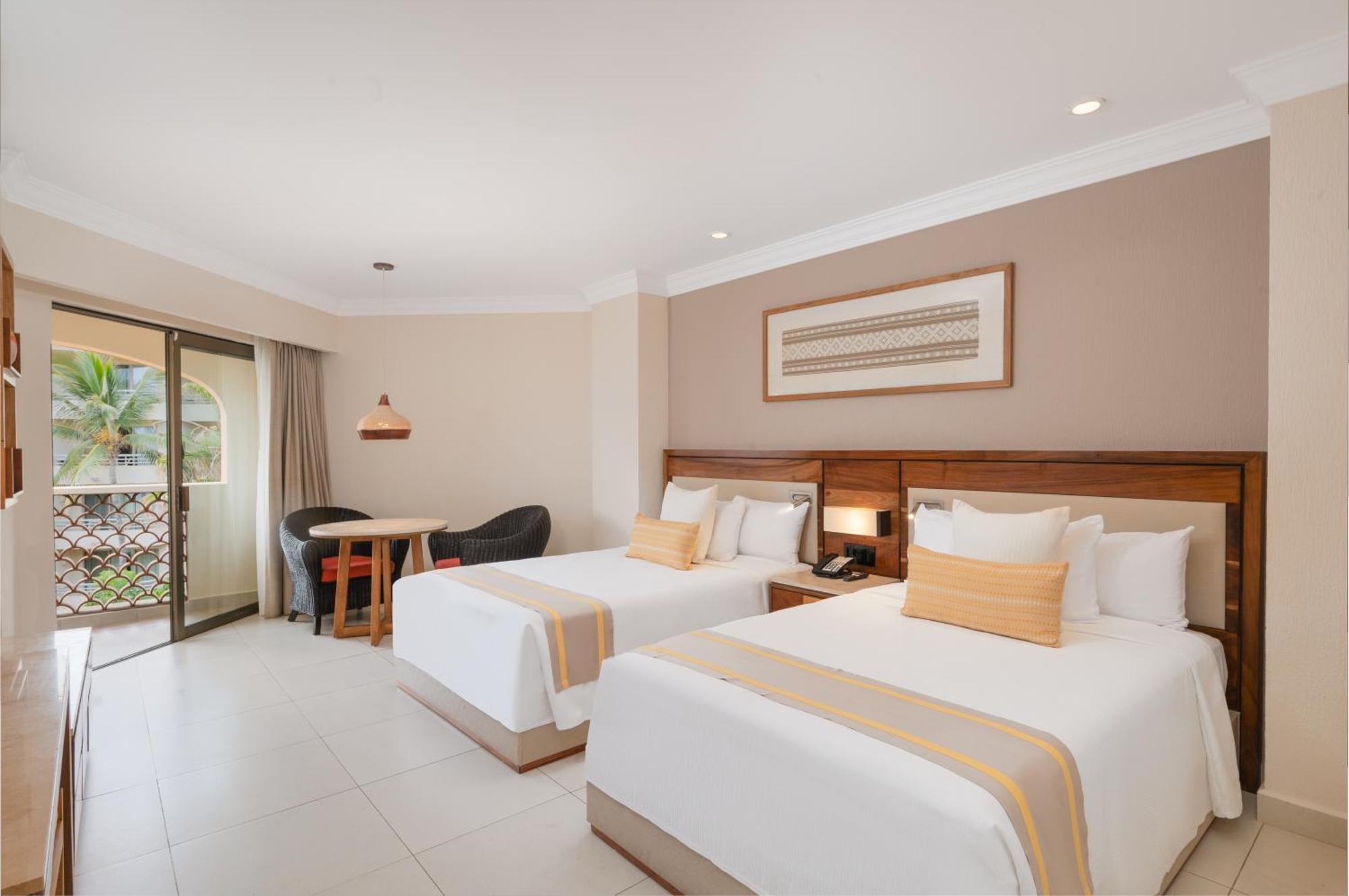 Quarto com Cama de Casal ou 2 de Solteiro e Vista Parcial do Mar