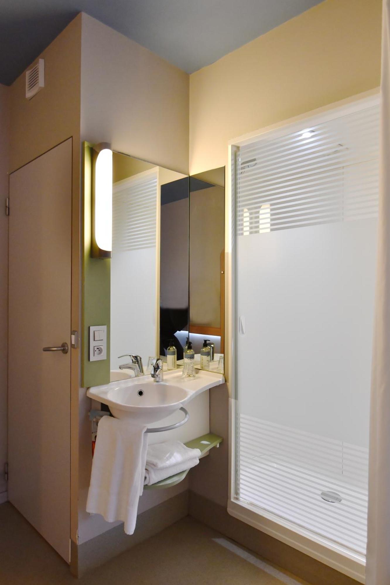 Chambre Triple avec 1 Lit Double et 1 Lit Superposé