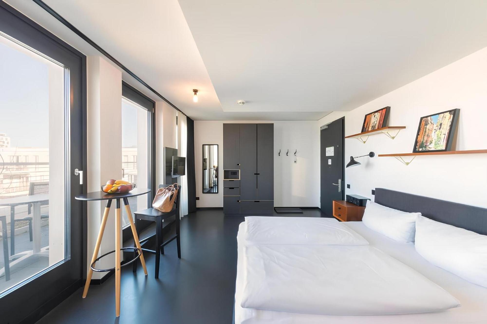 Apartment L - King bed and terrace