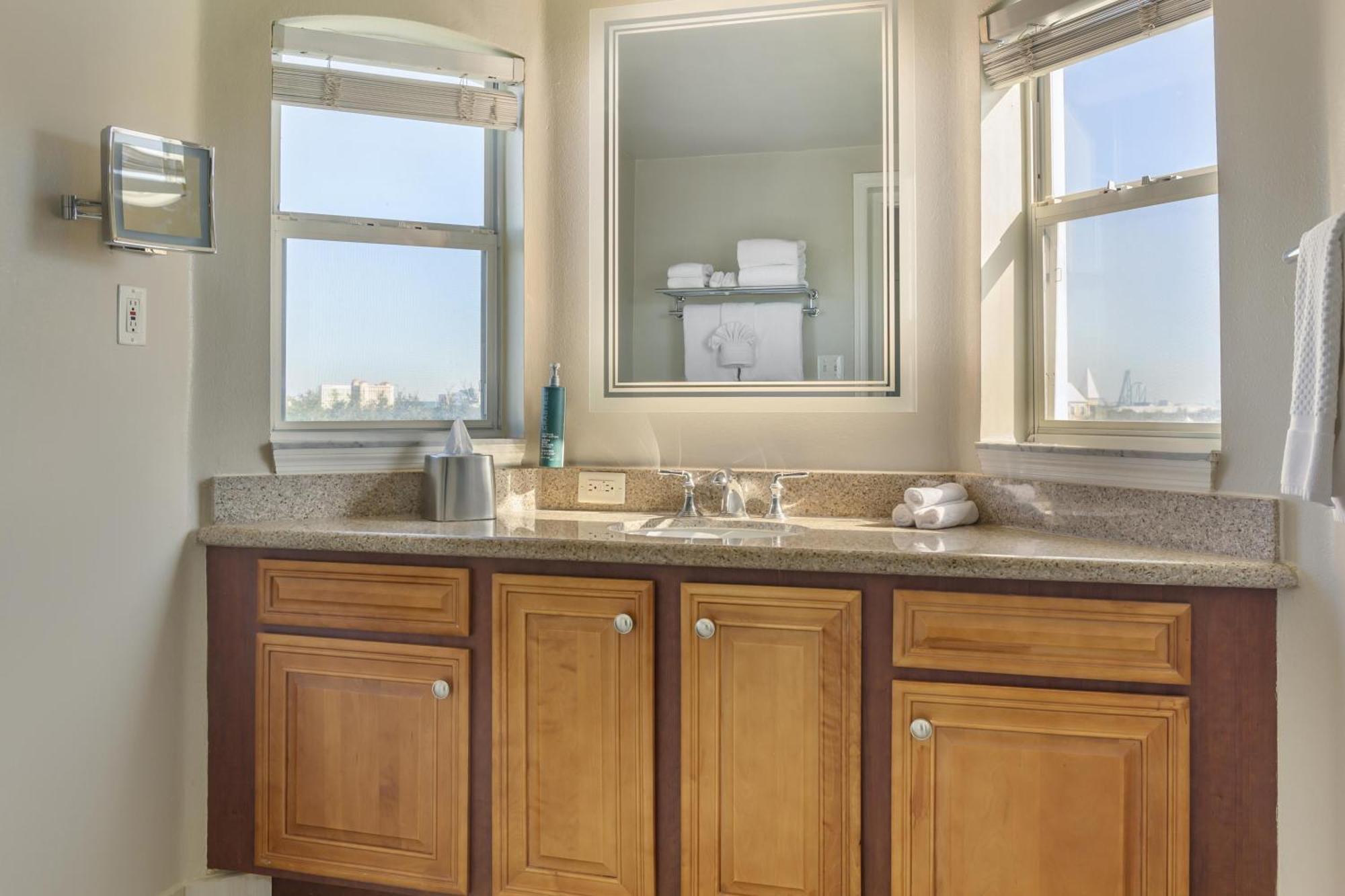 Three-Bedroom King Suite with Four Queen Beds and Sofa Bed,1758304688:JPEG