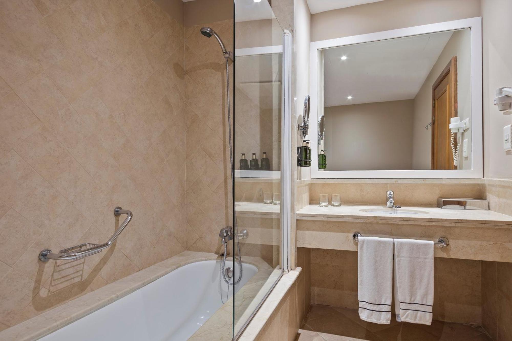 Suite Junior (2 adults + 2 kids),1758532781:JPEG