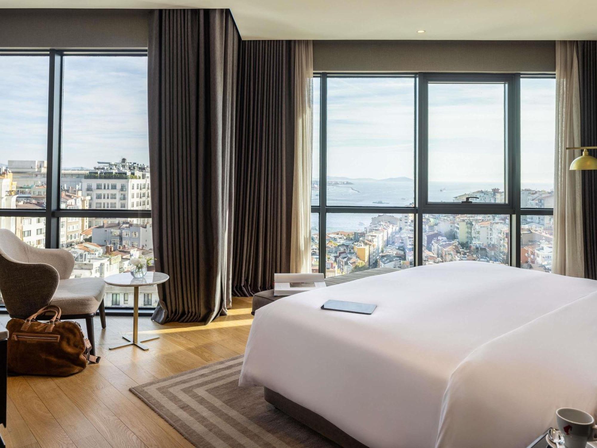 Habitación de lujo con cama extragrande y vistas al Bósforo