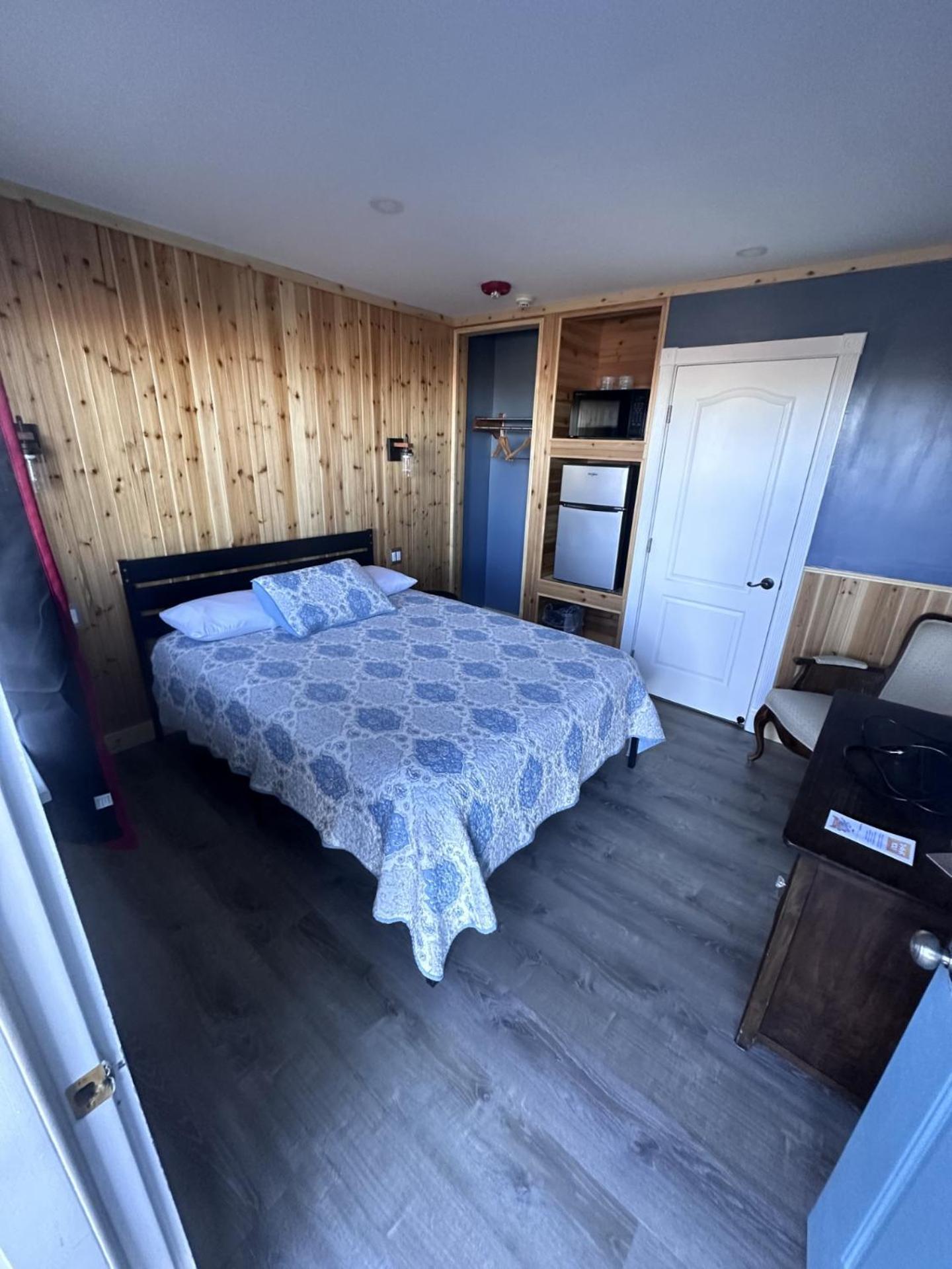 Single Queen Room