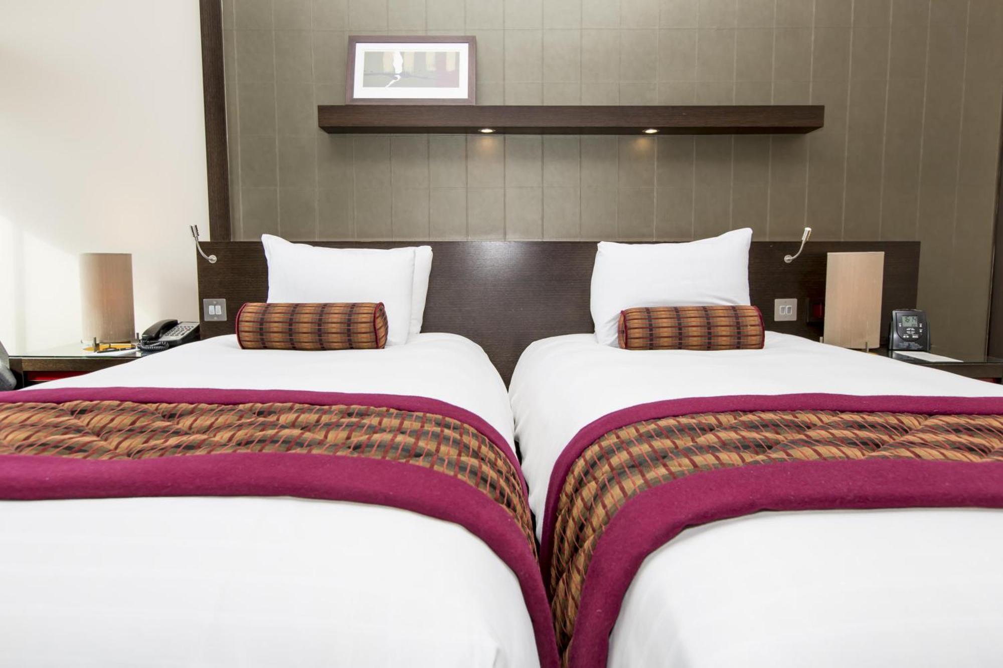 Quarto Executivo com 2 Camas de Solteiro