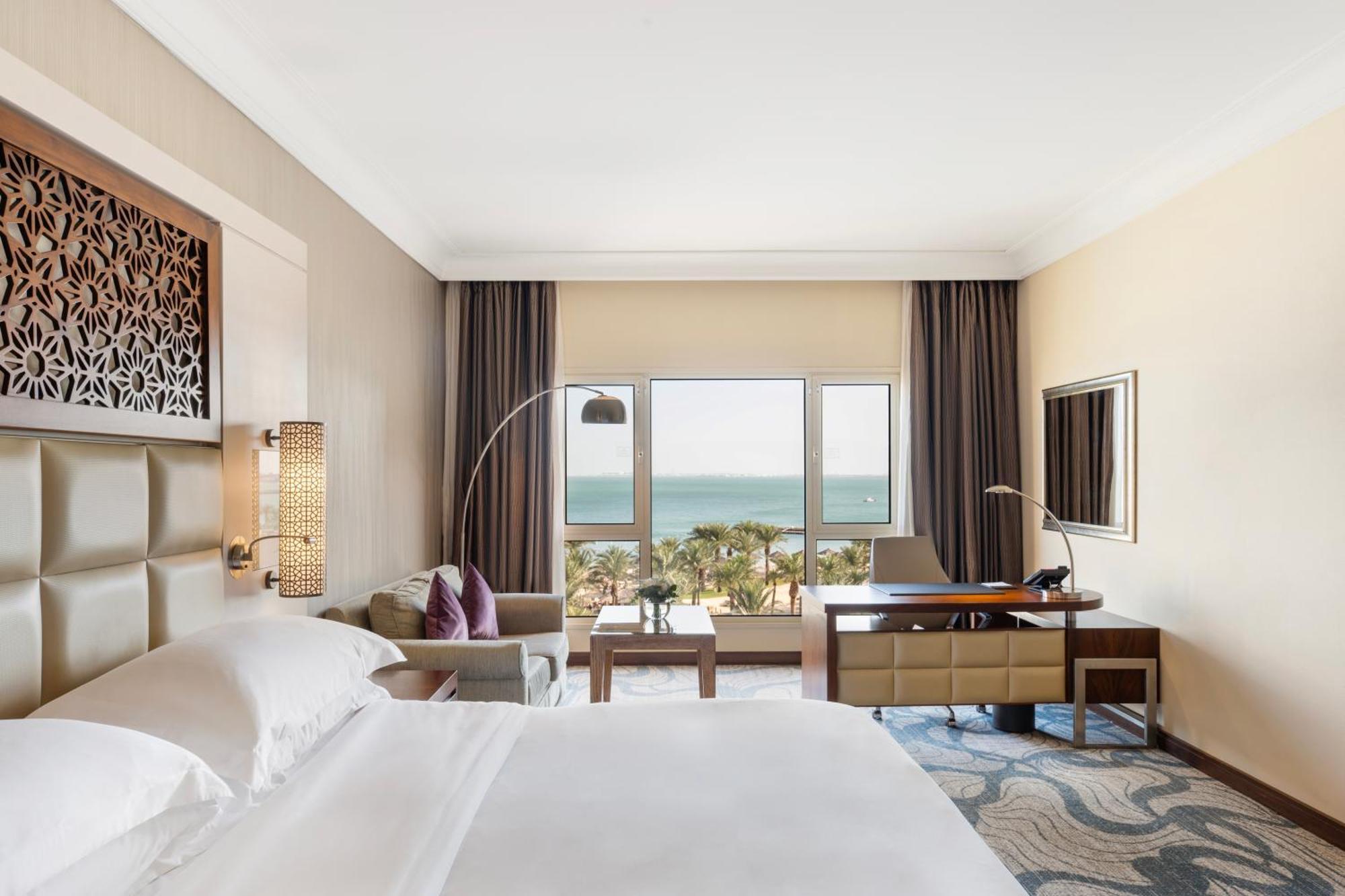 Classic Zimmer mit Kingsize-Bett und Meerblick