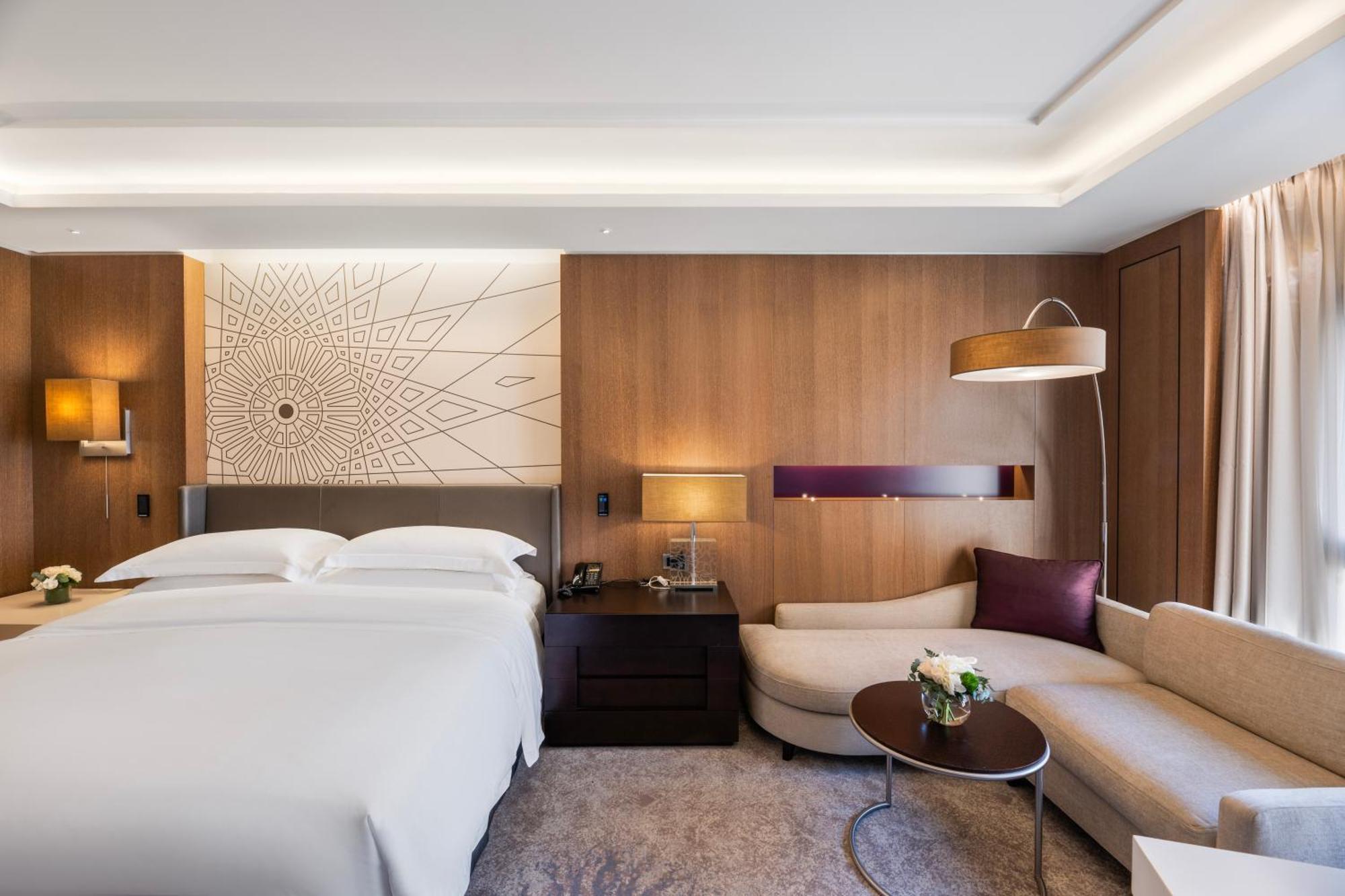 Club Zimmer mit 1 Kingsize-Bett und Stadtblick