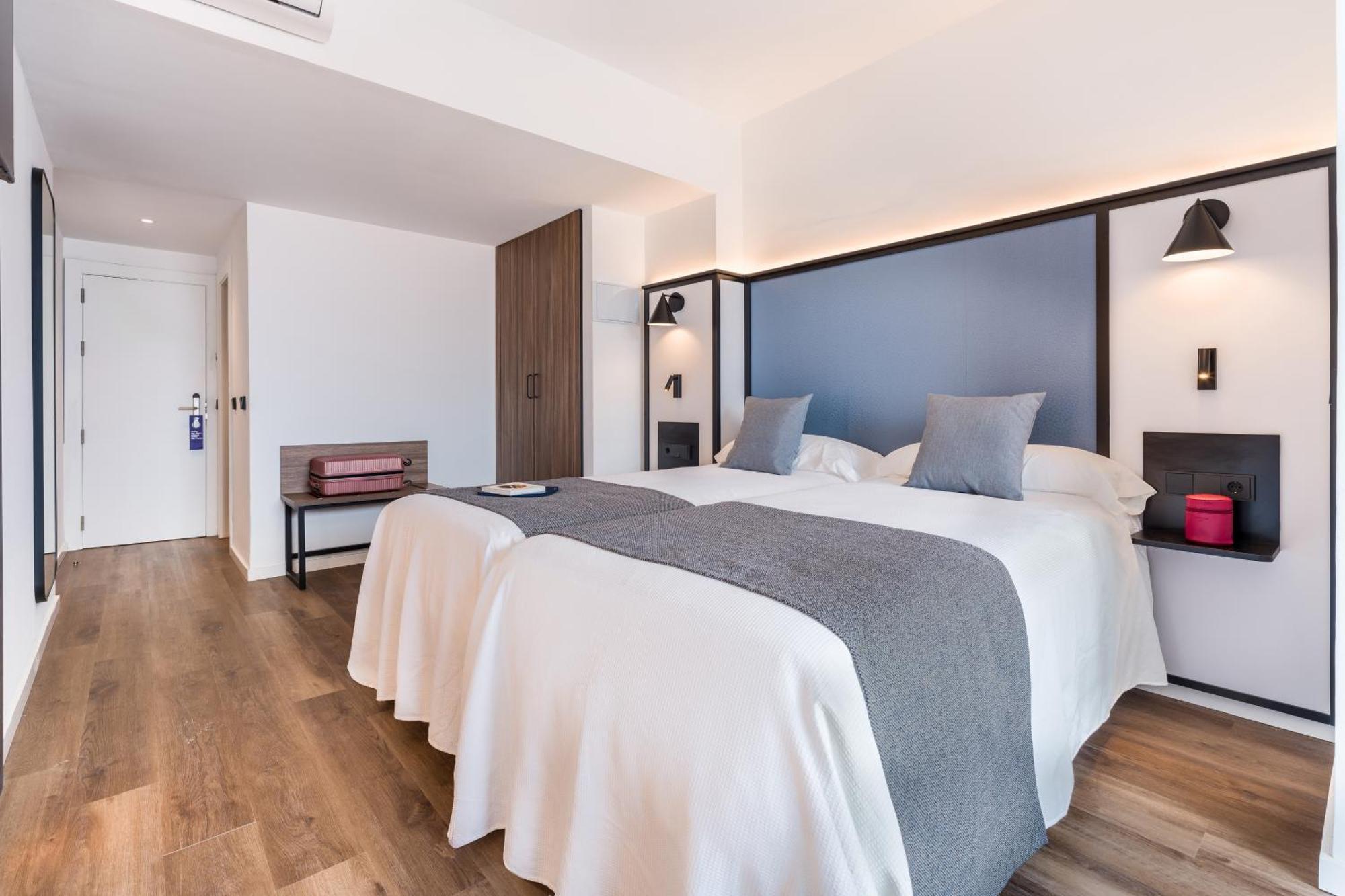 Quarto com 2 Camas de Solteiro e Vista do Mar