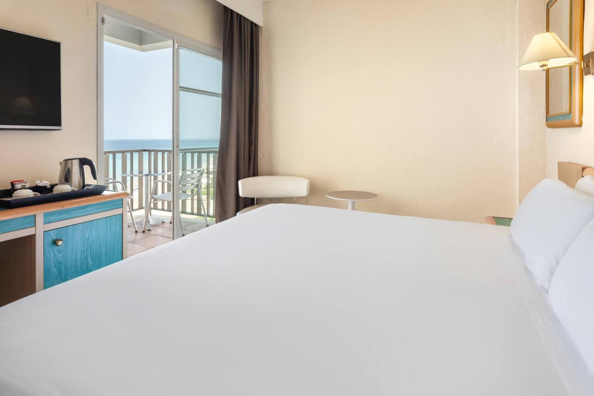 Double or Twin Room with Front Sea View
