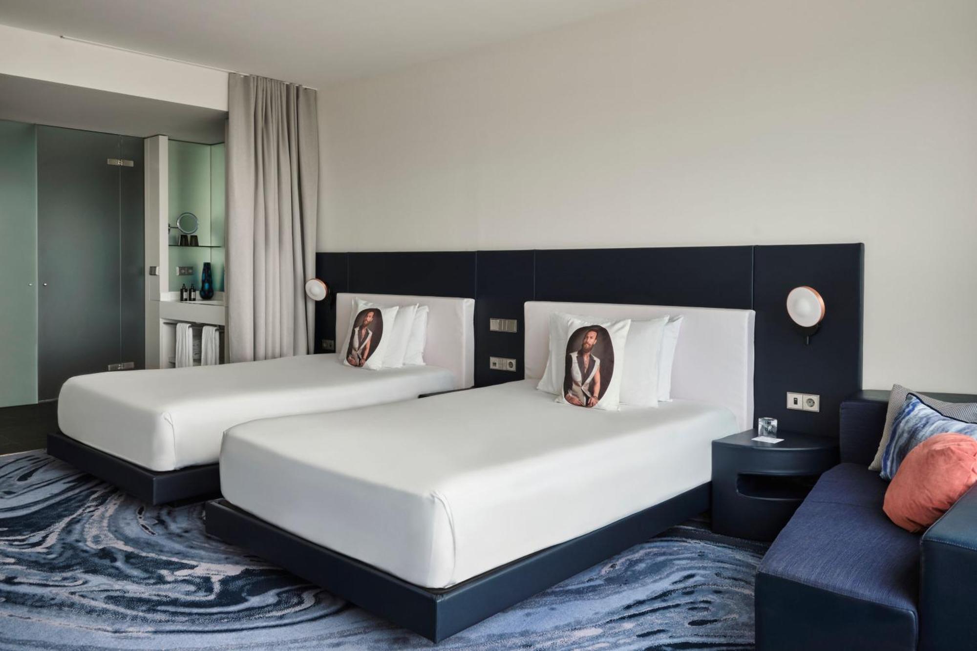 Superior Sky Twin Room with Two Twin Beds and Skyline View