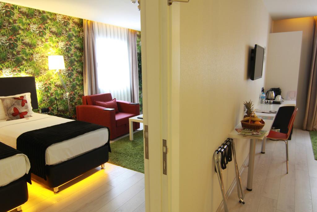 Two Connecting Double Rooms,709627867:JPEG