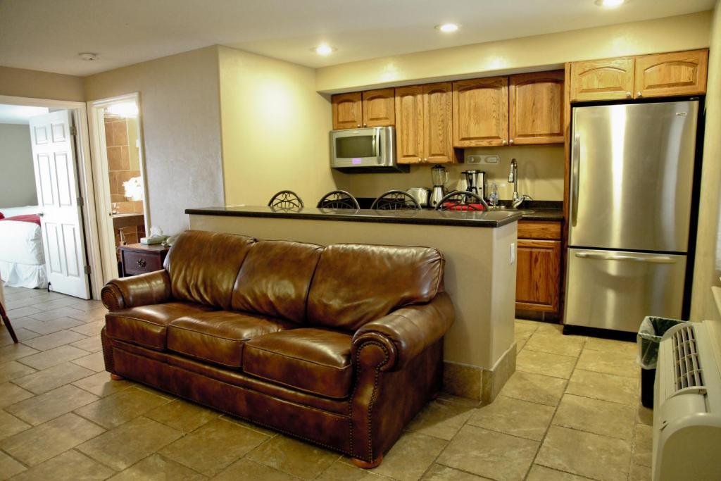 Deluxe Suite with Lake View,26069939:JPEG