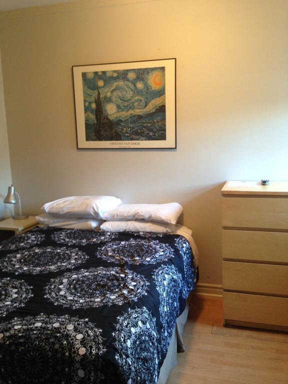 Quarto Básico com Cama de Casal e Banheiro Privativo