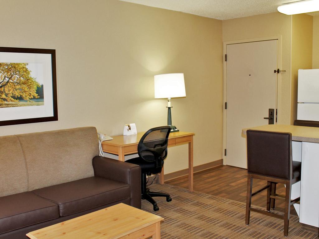 Deluxe Studio with 1 King Bed - Non-Smoking,398060832:JPEG