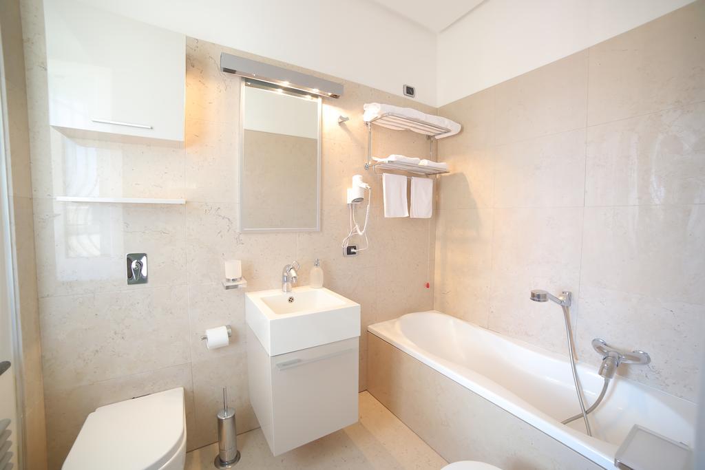 Queen Suite with Spa Bath,1544091811:JPEG