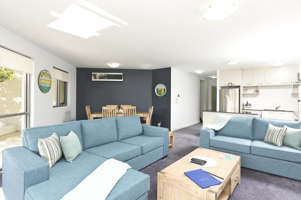One-Bedroom Apartment Town View